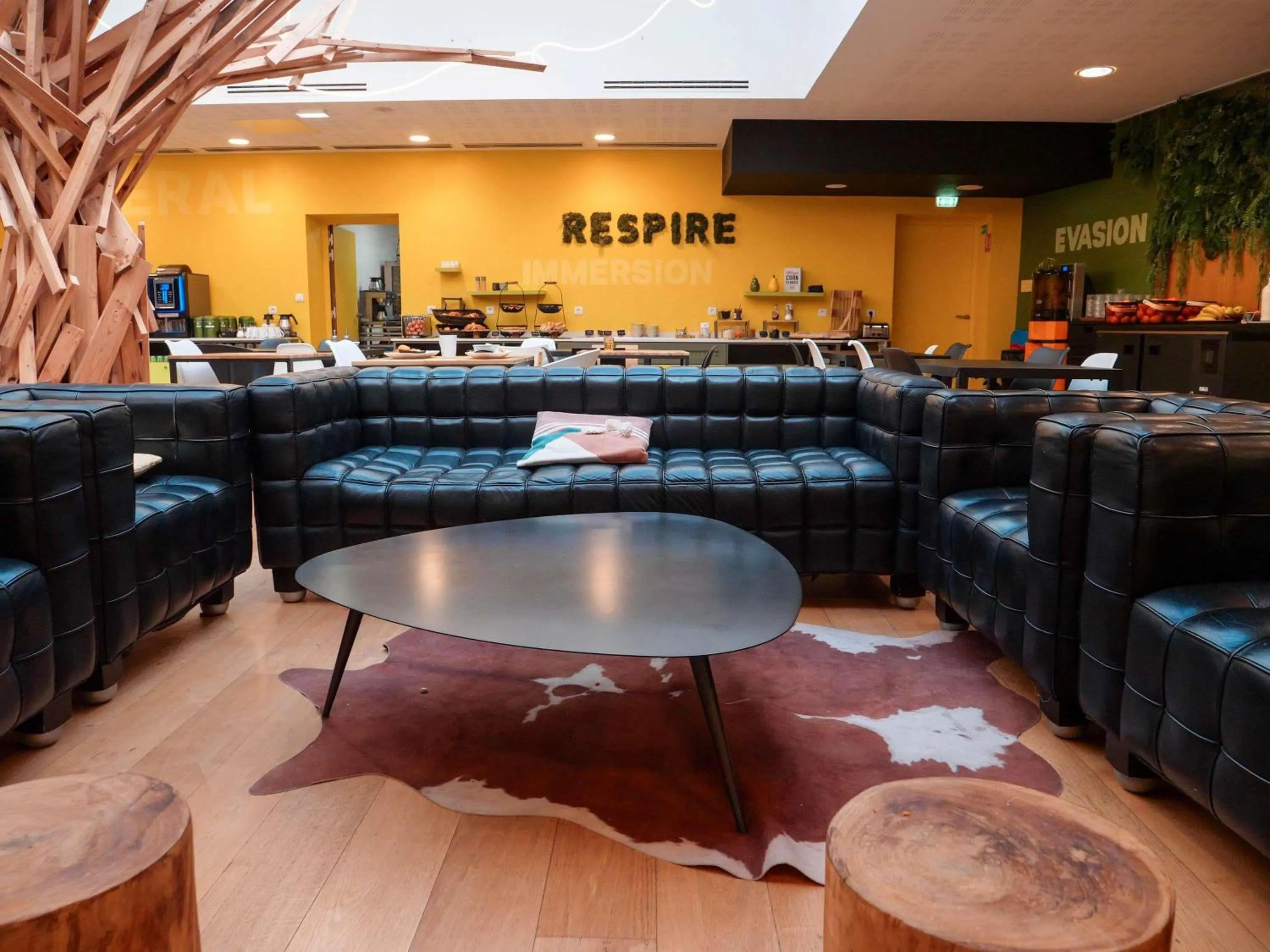 Lounge or bar in ibis Styles Calais Centre