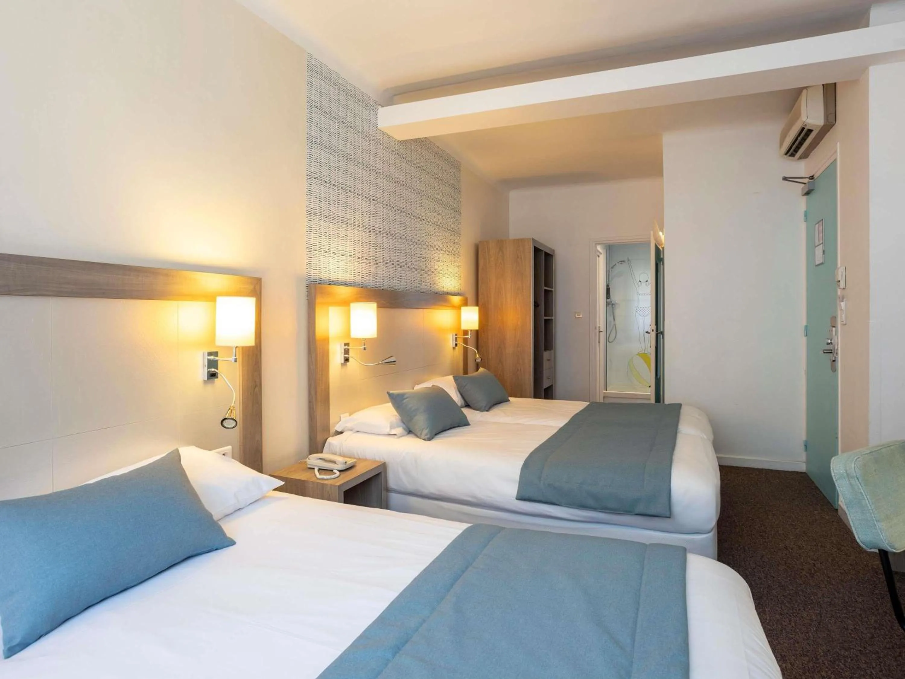 Bedroom, Bed in ibis Styles Calais Centre