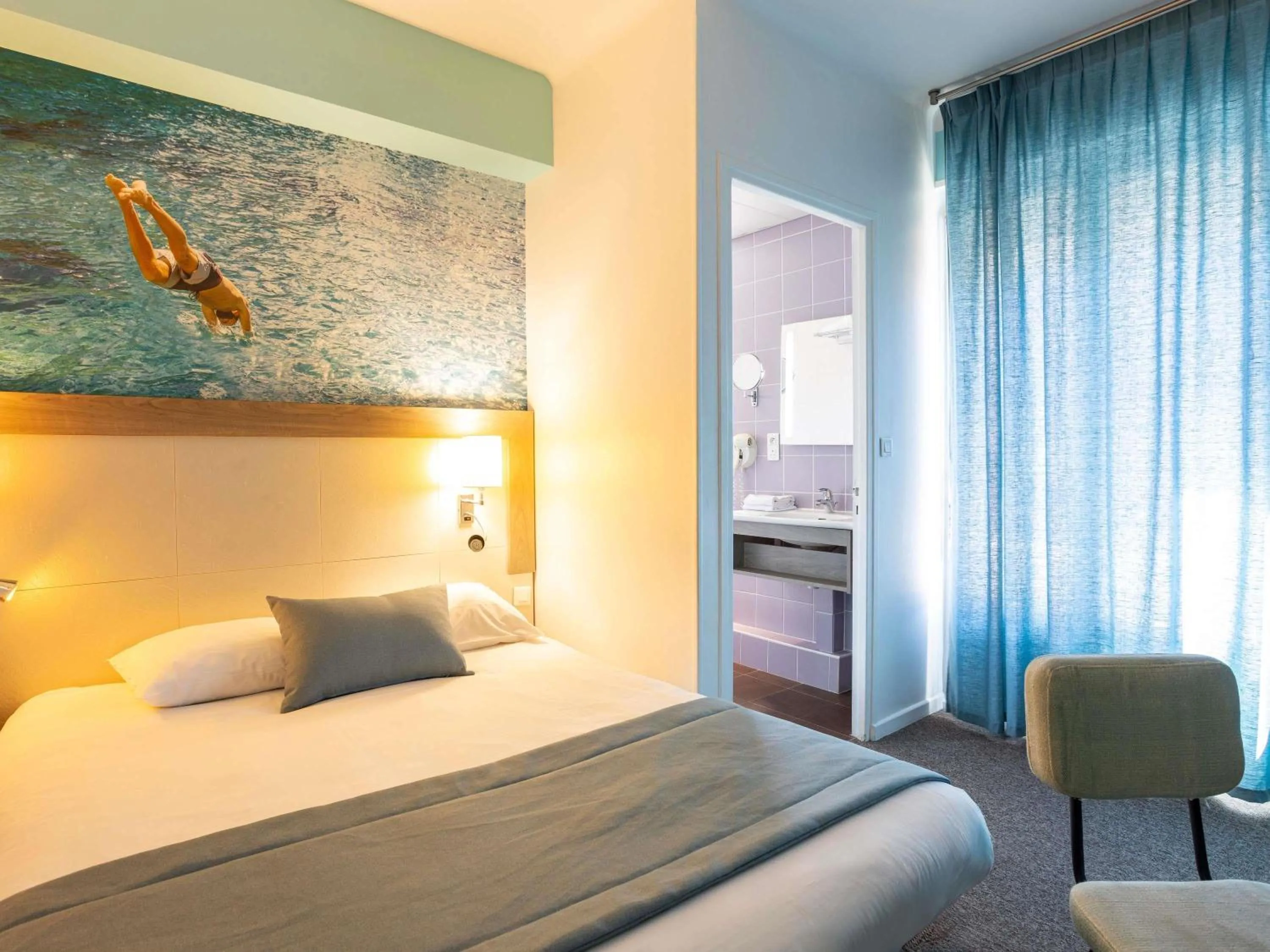 Bedroom, Bed in ibis Styles Calais Centre