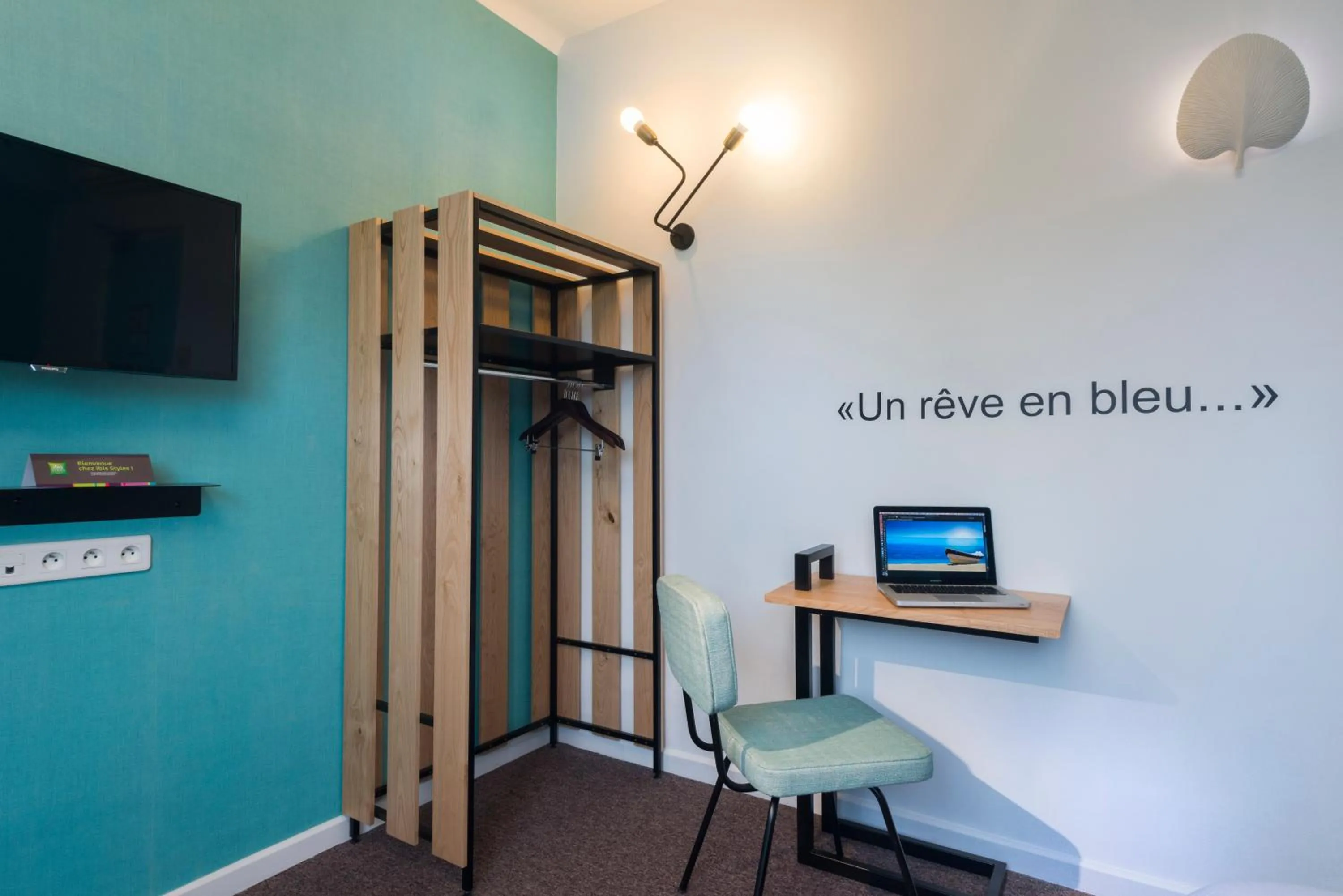 Photo of the whole room in ibis Styles Calais Centre