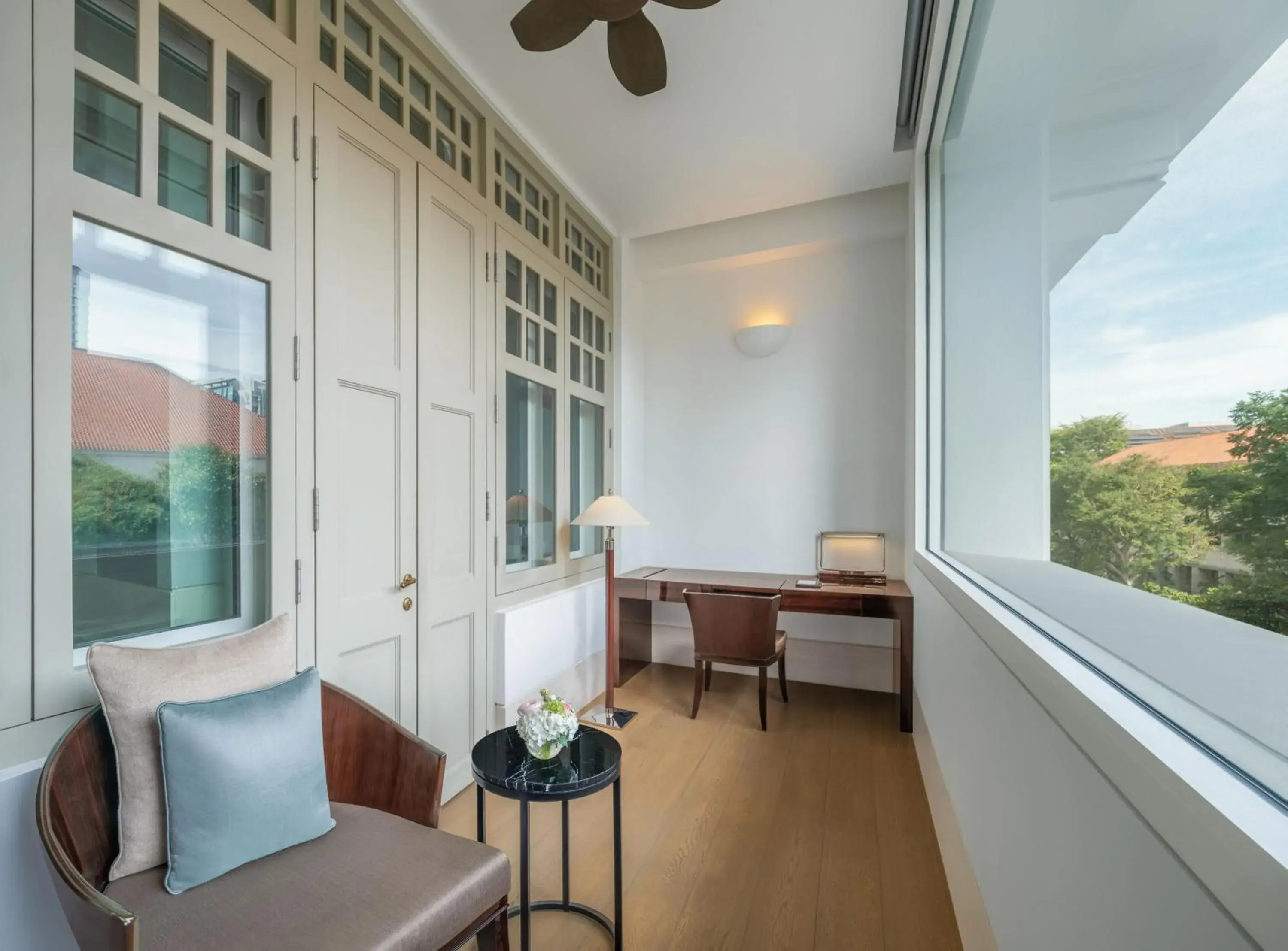 Heritage Room King Bed in The Capitol Kempinski Hotel Singapore Heritage Room King Bed in The Capitol Kempinski Hotel Singapore