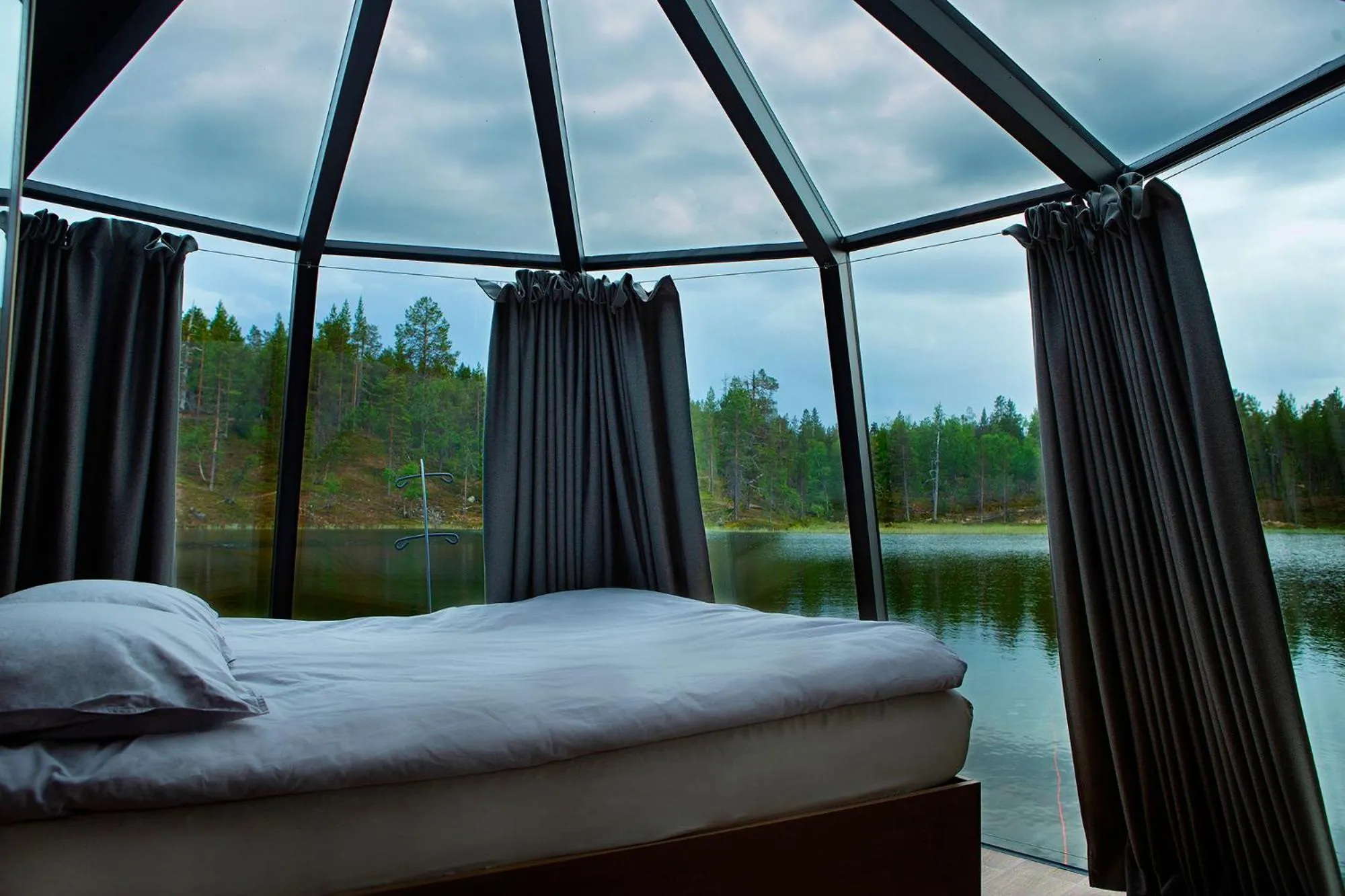 Lake view, Bed in Lapland Hotels Riekonlinna