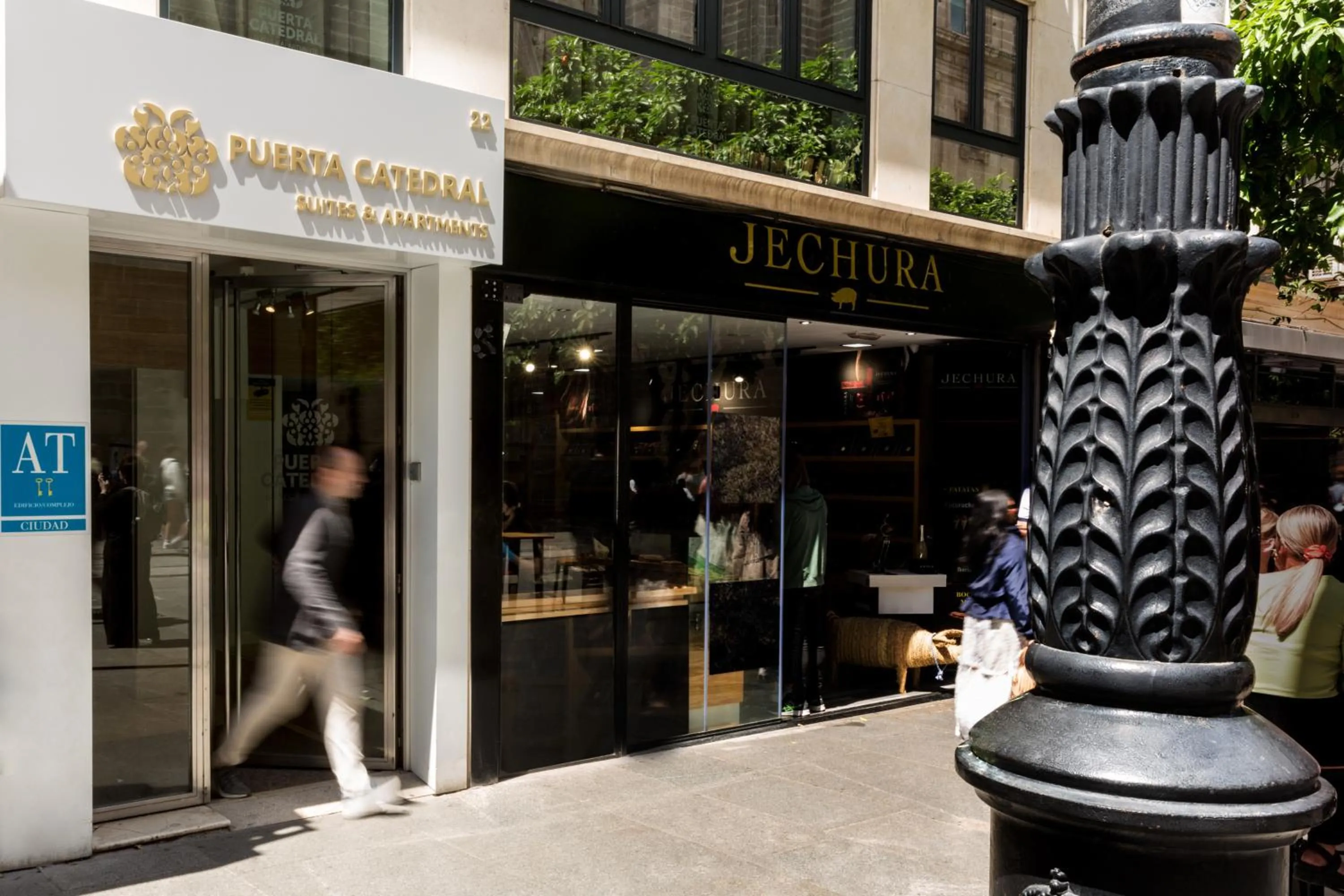 Facade/entrance in Puerta Catedral Suites