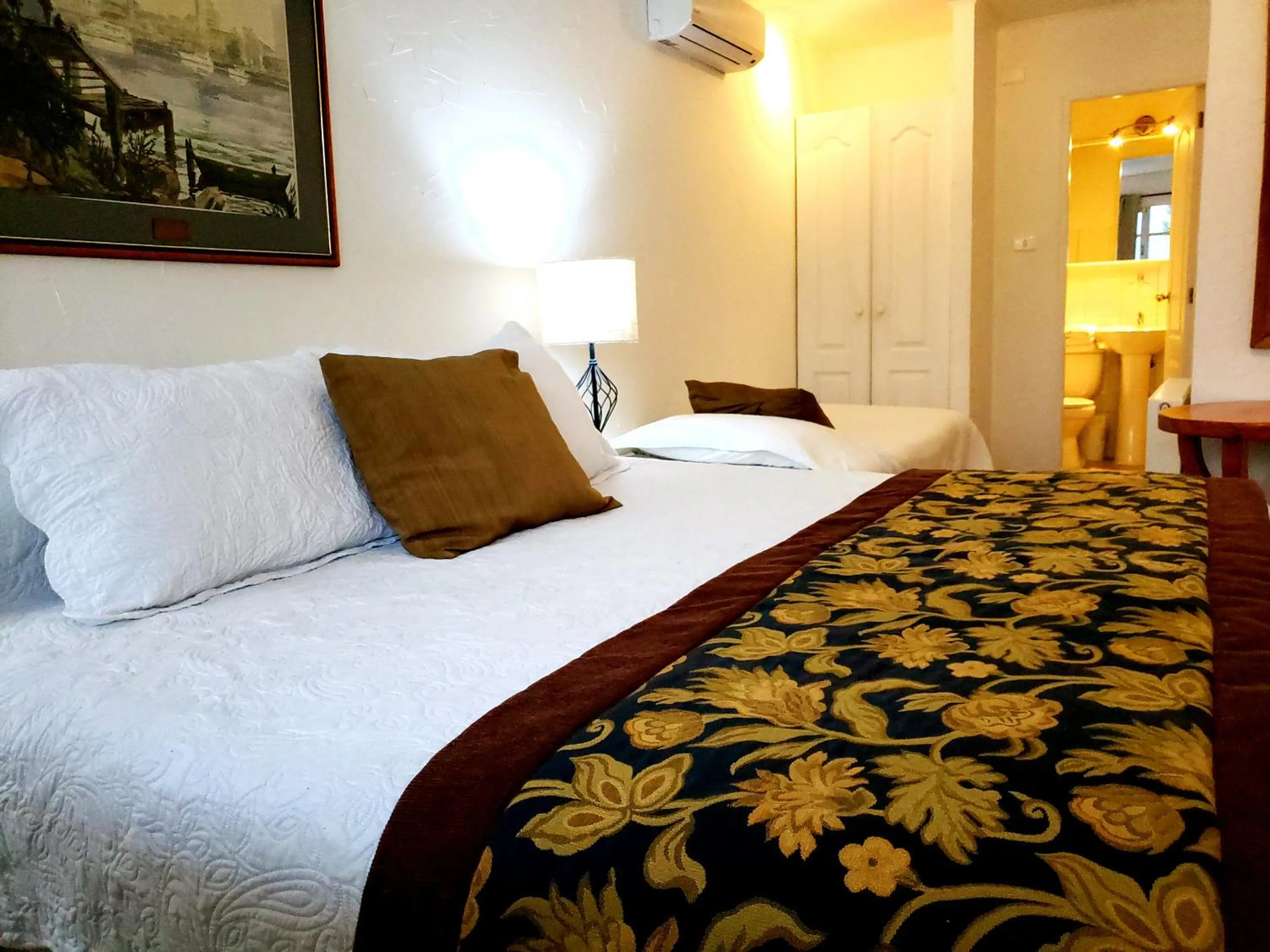 Photo of the whole room, Bed in Hotel Geronimo