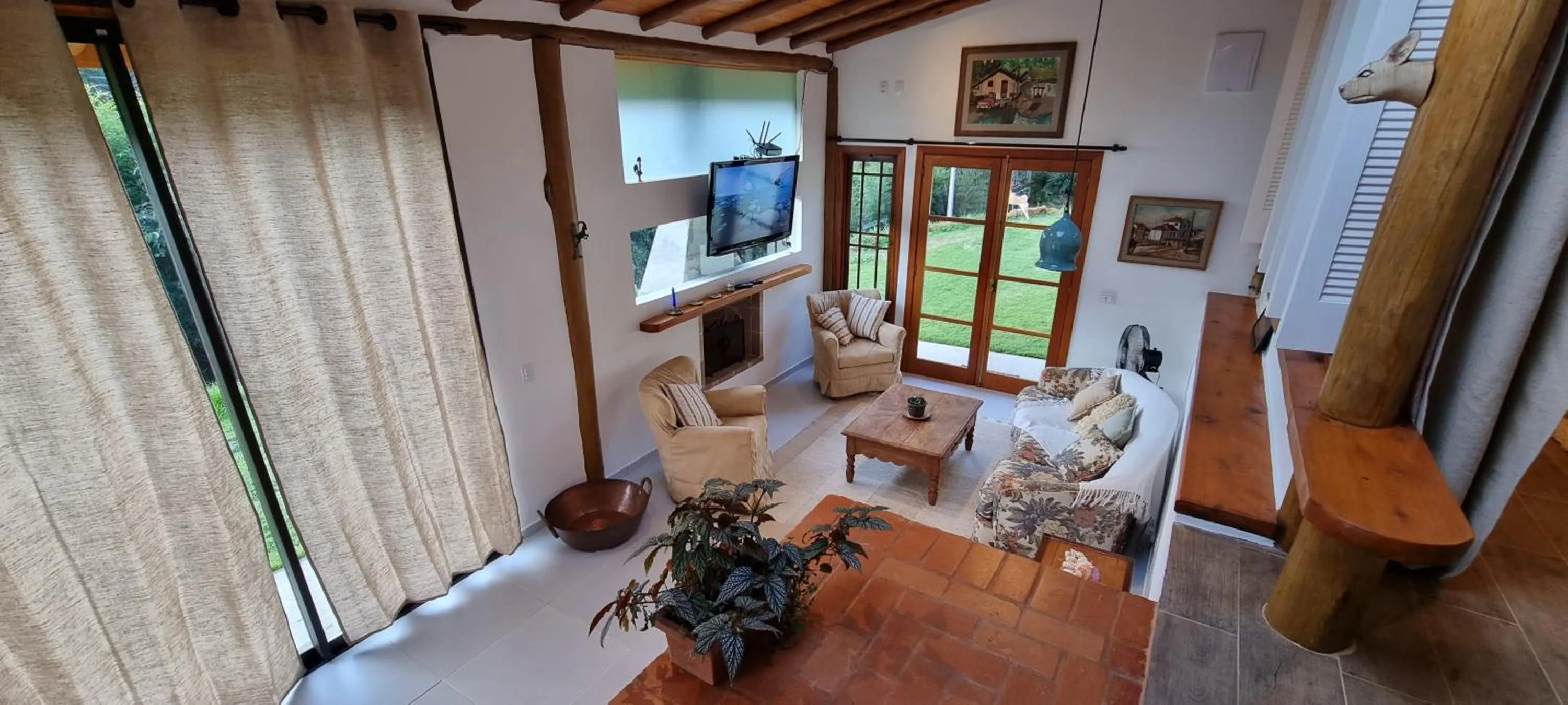Communal lounge/ TV room in Pousada dos Anjos