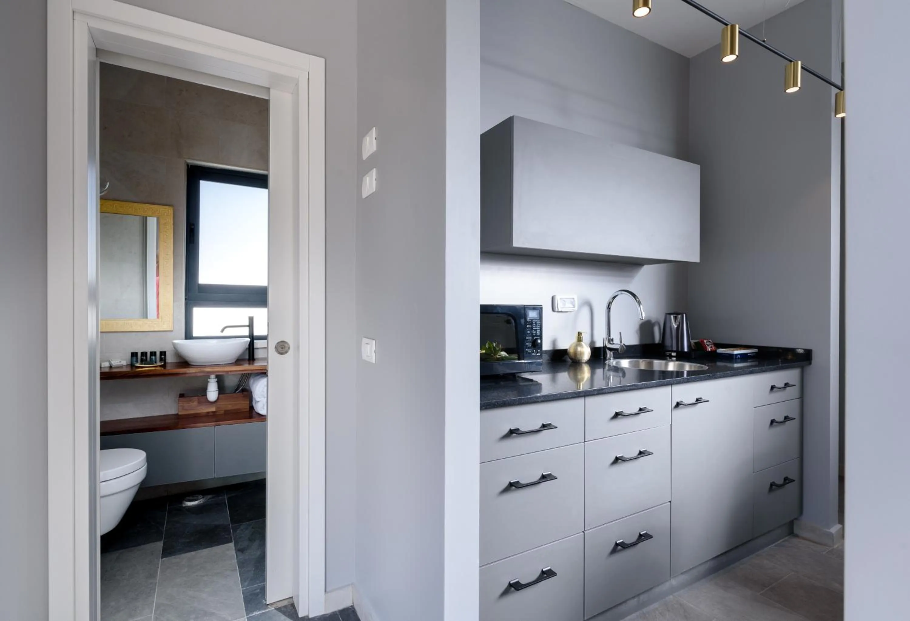 Kitchen or kitchenette in The Roof - By Sea Land Suites