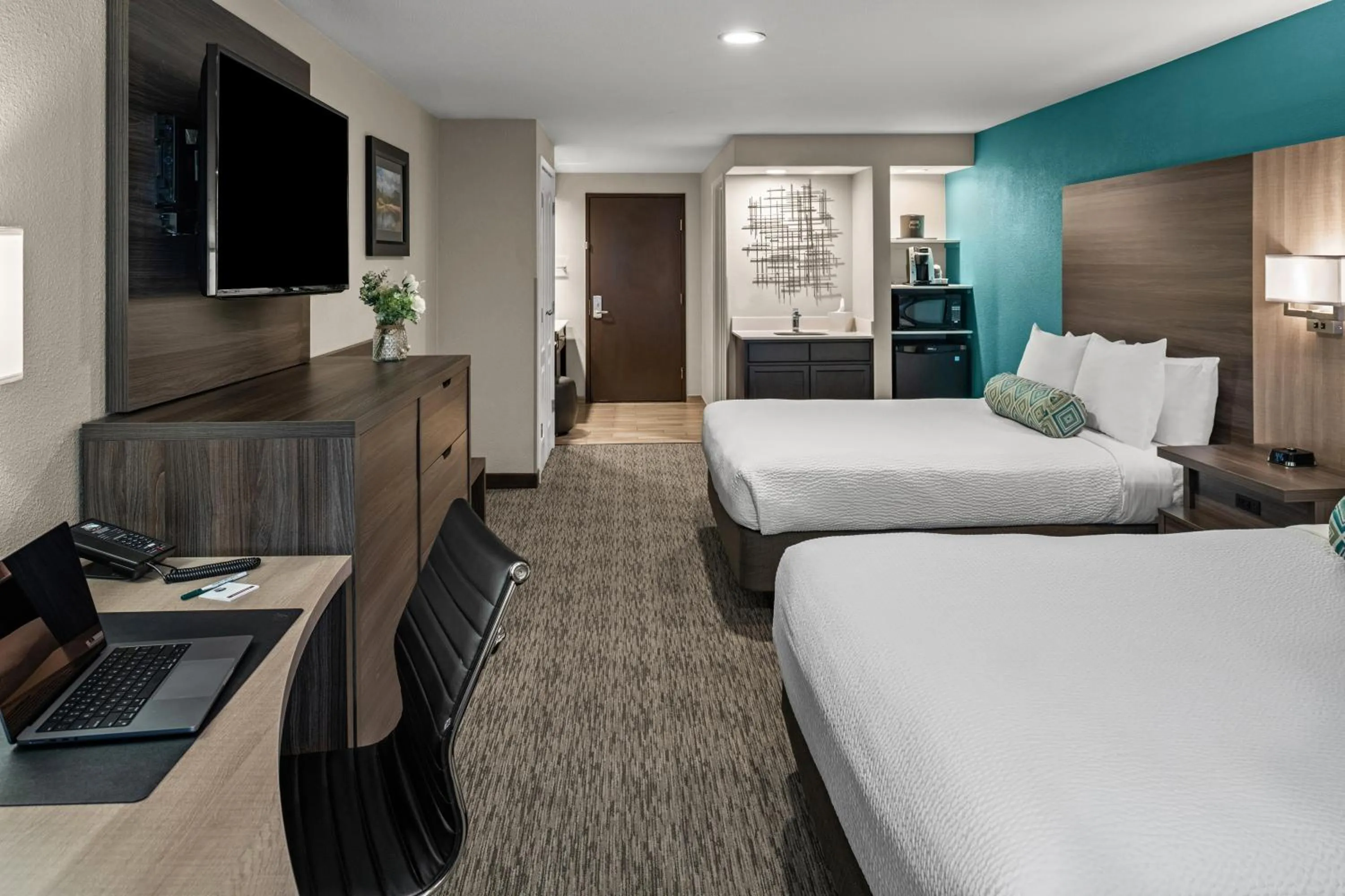 Photo of the whole room, Bed in Yosemite Southgate Hotel & Suites