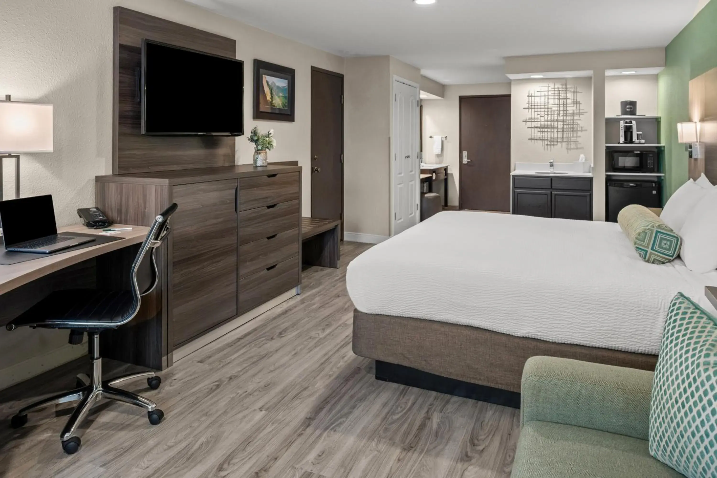 TV and multimedia, Bed in Yosemite Southgate Hotel & Suites TV and multimedia, Bed in Yosemite Southgate Hotel & Suites