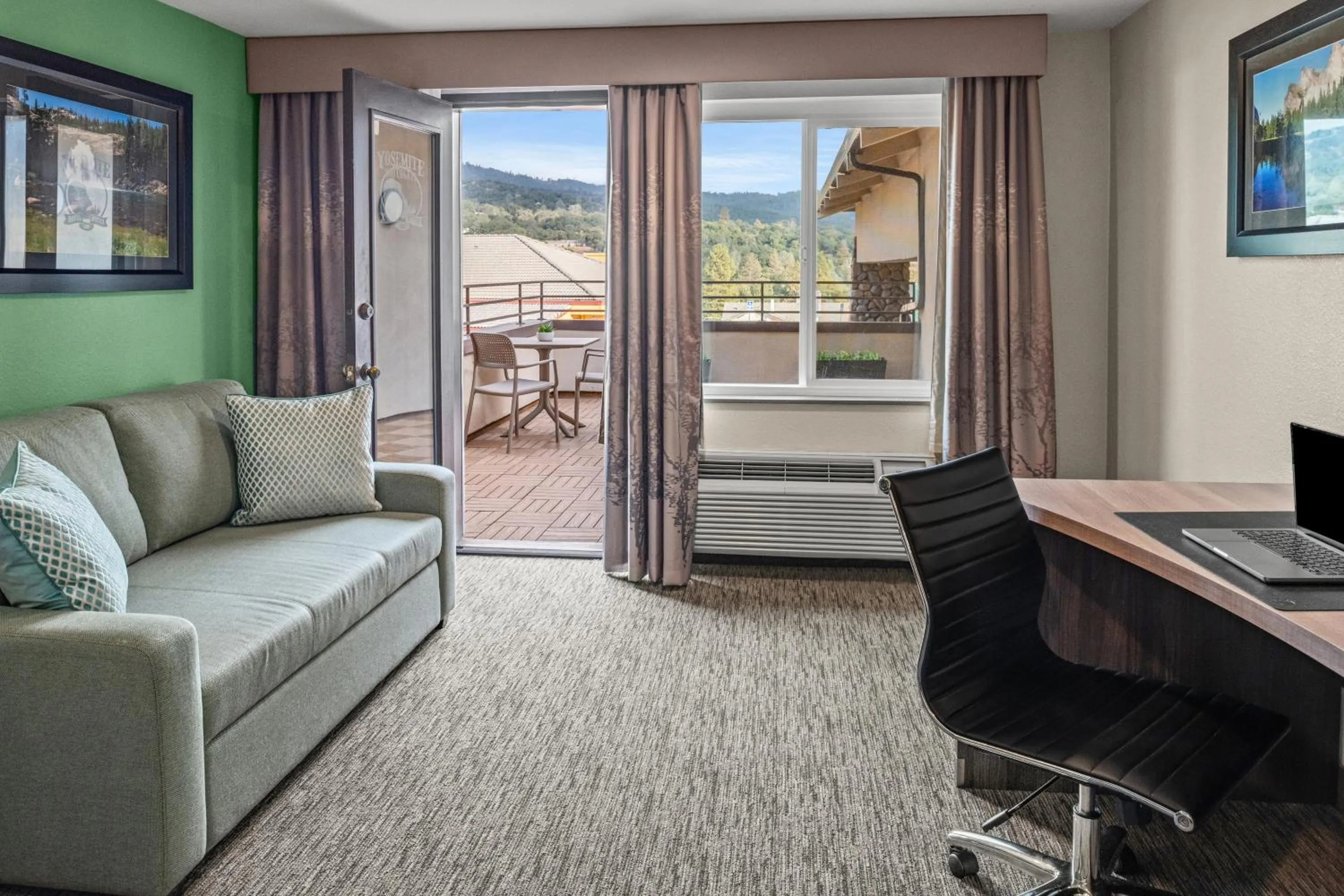 Natural landscape in Yosemite Southgate Hotel & Suites