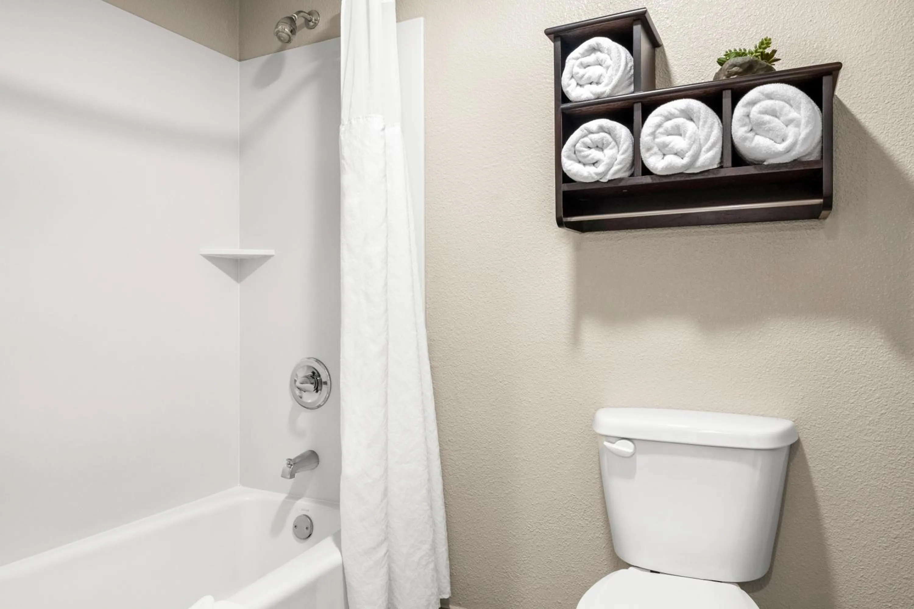 Toilet in Yosemite Southgate Hotel & Suites