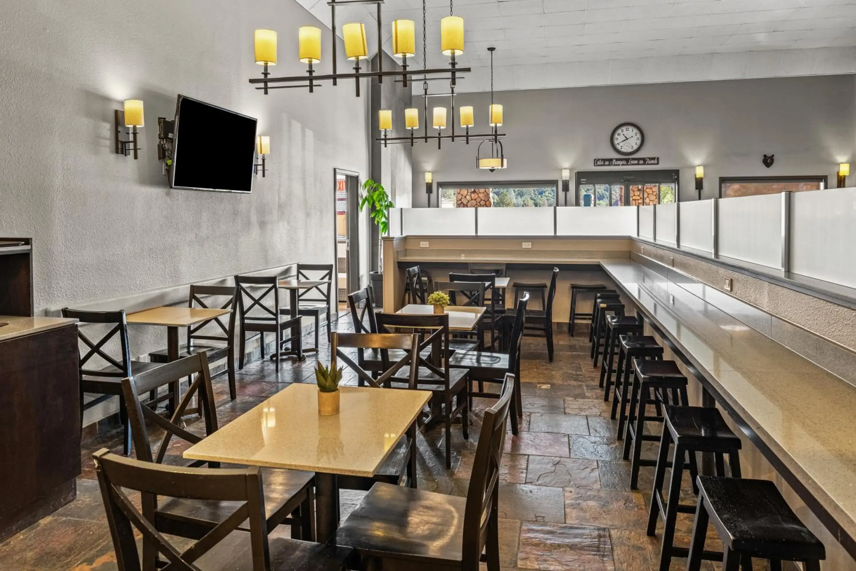 Breakfast in Yosemite Southgate Hotel & Suites Breakfast in Yosemite Southgate Hotel & Suites