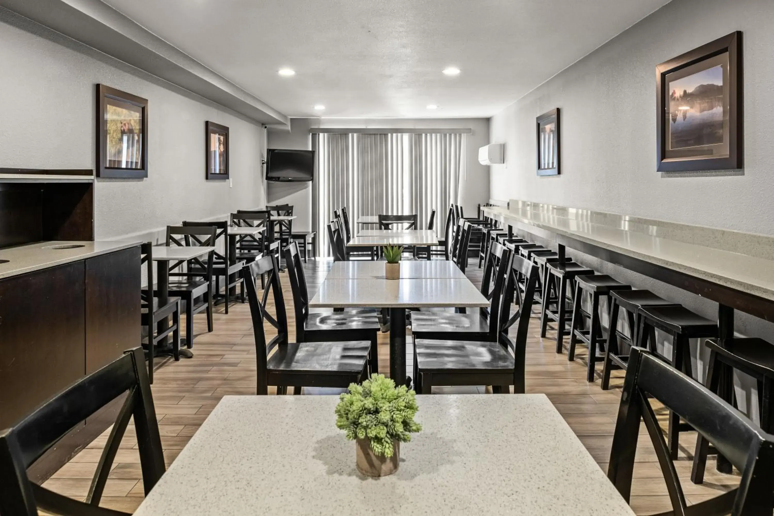 Restaurant/places to eat in Yosemite Southgate Hotel & Suites Restaurant/places to eat in Yosemite Southgate Hotel & Suites