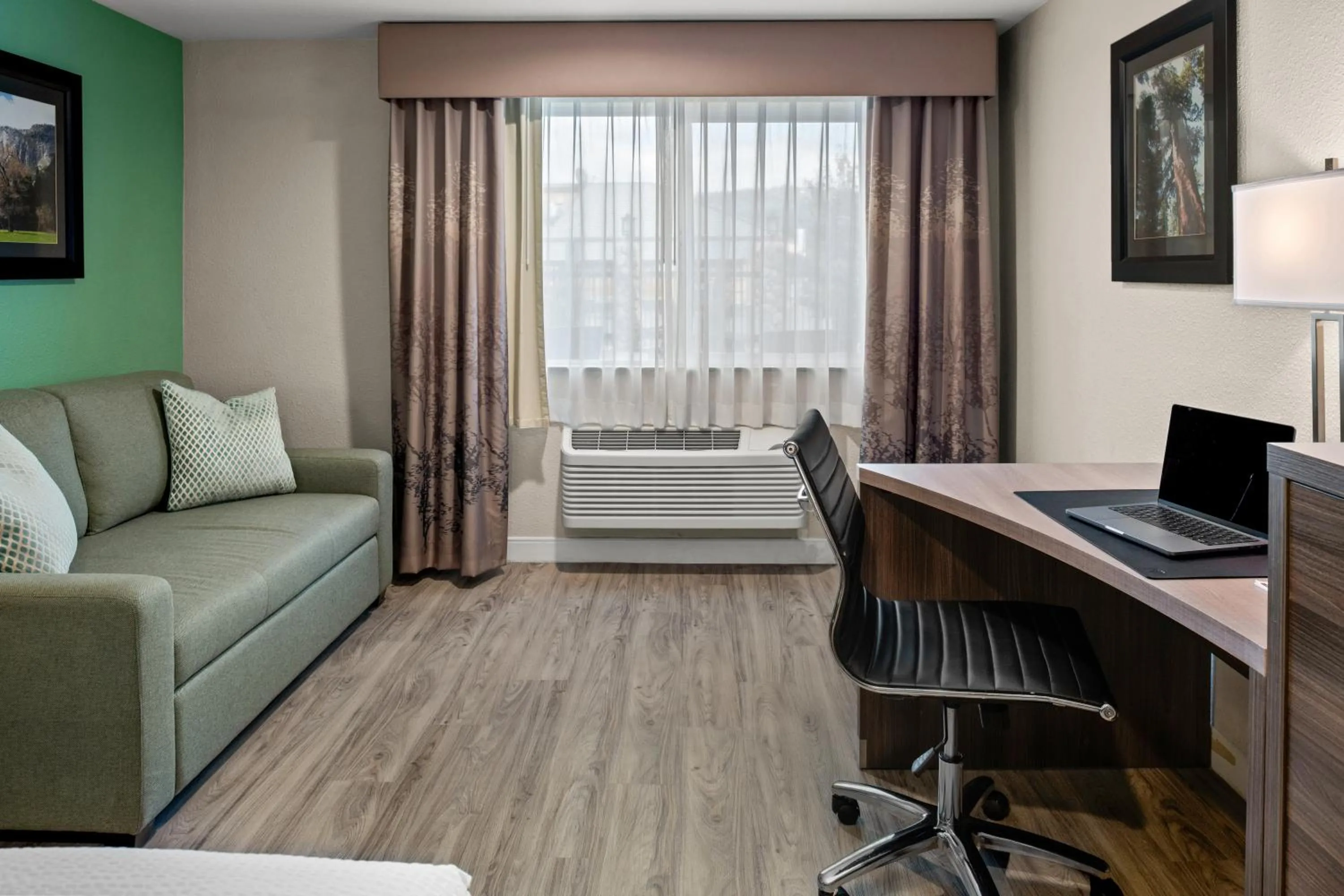 Living room, Bed in Yosemite Southgate Hotel & Suites