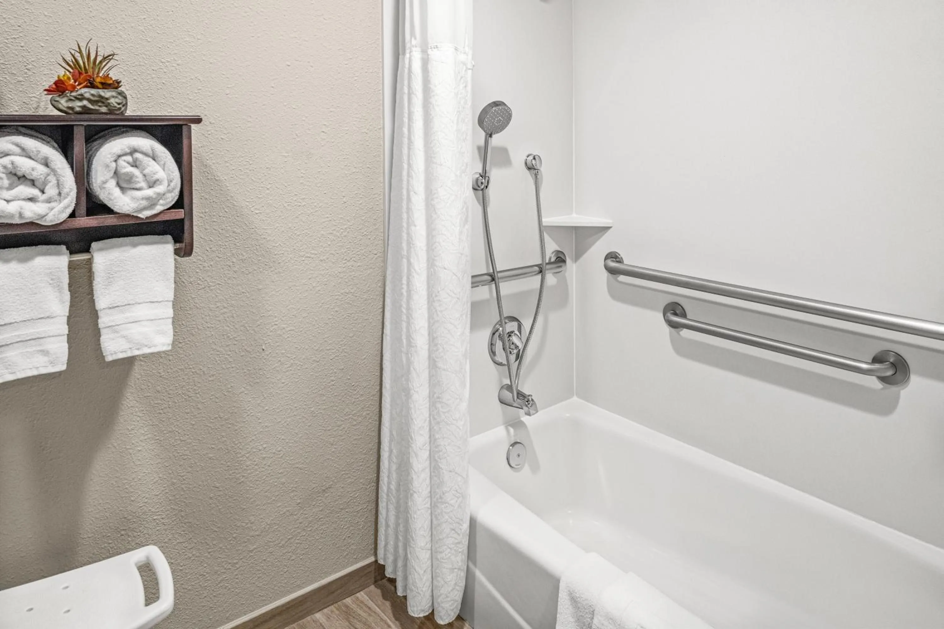 Bathroom in Yosemite Southgate Hotel & Suites