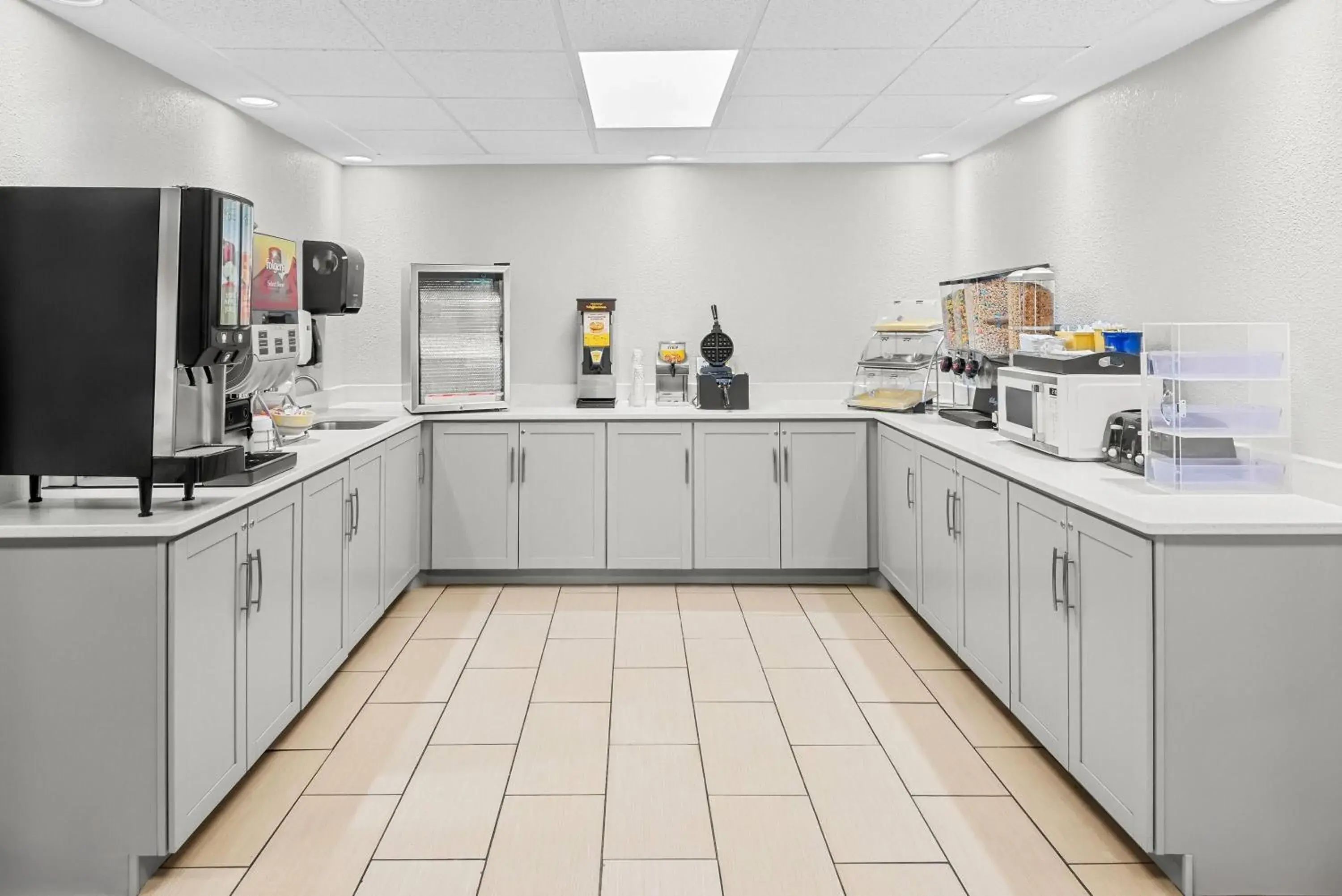 Property building in Days Inn & Suites by Wyndham Cedar Rapids Property building in Days Inn & Suites by Wyndham Cedar Rapids