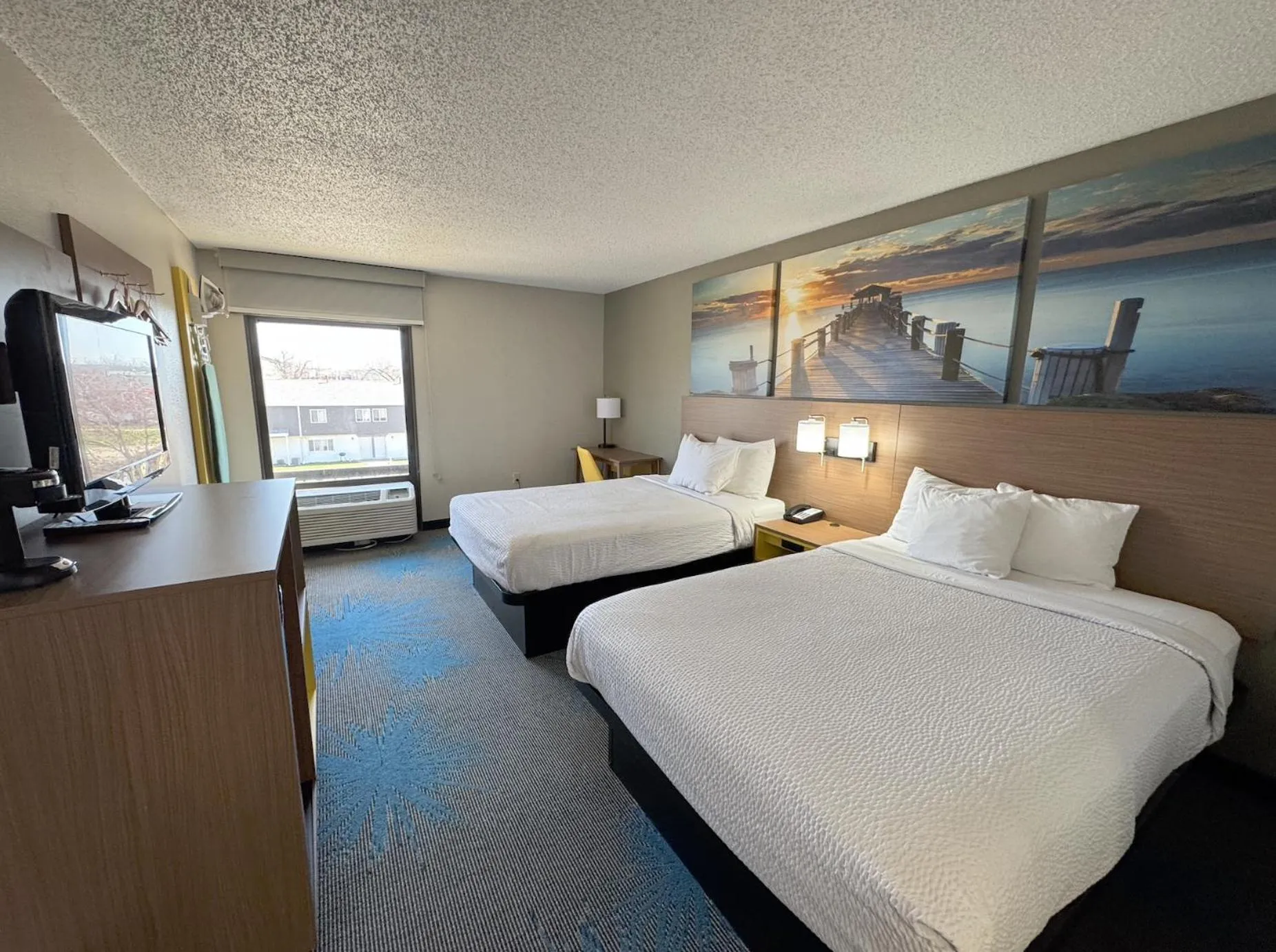 Bed in Days Inn & Suites by Wyndham Cedar Rapids