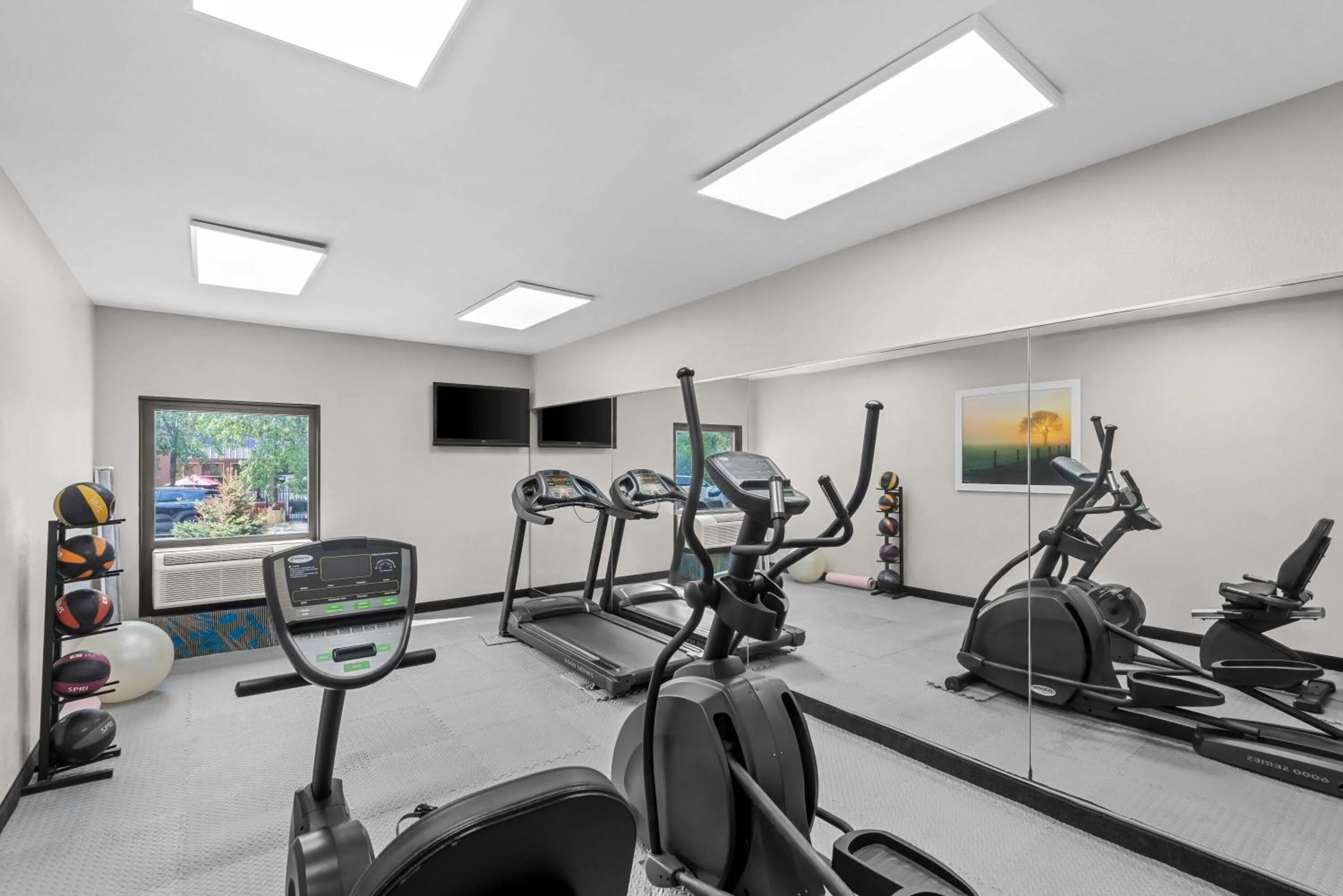 Fitness centre/facilities in Days Inn & Suites by Wyndham Cedar Rapids