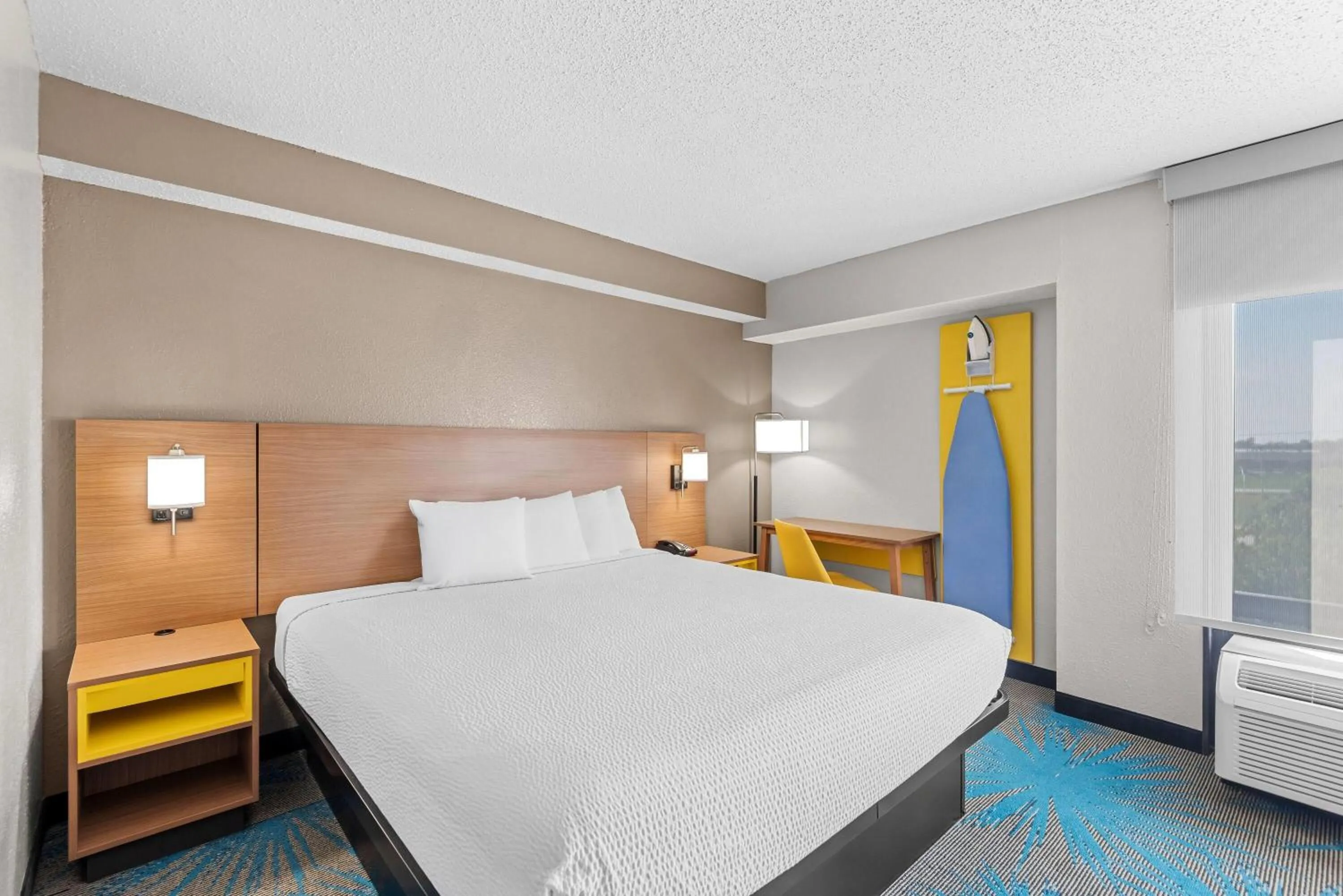 Photo of the whole room, Bed in Days Inn & Suites by Wyndham Cedar Rapids