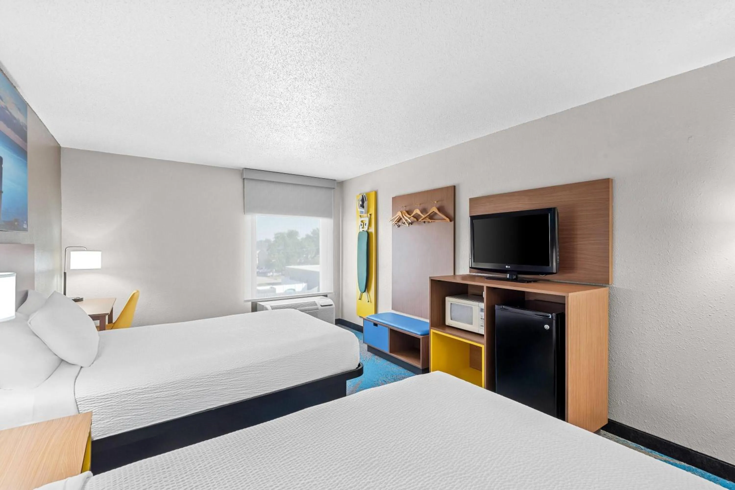 Bed in Days Inn & Suites by Wyndham Cedar Rapids