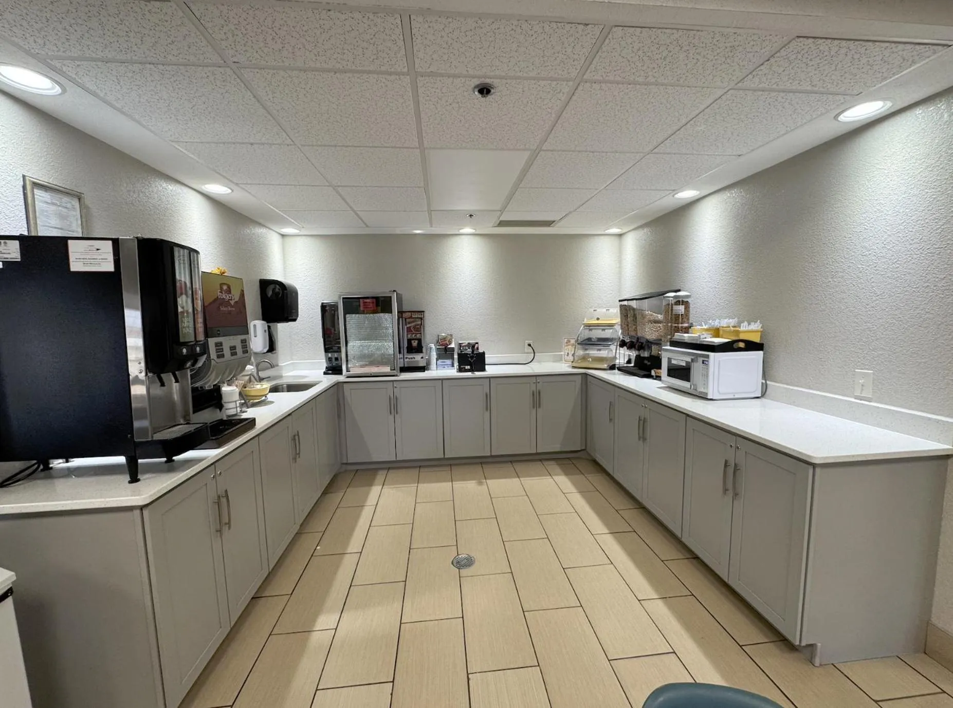 Breakfast in Days Inn & Suites by Wyndham Cedar Rapids