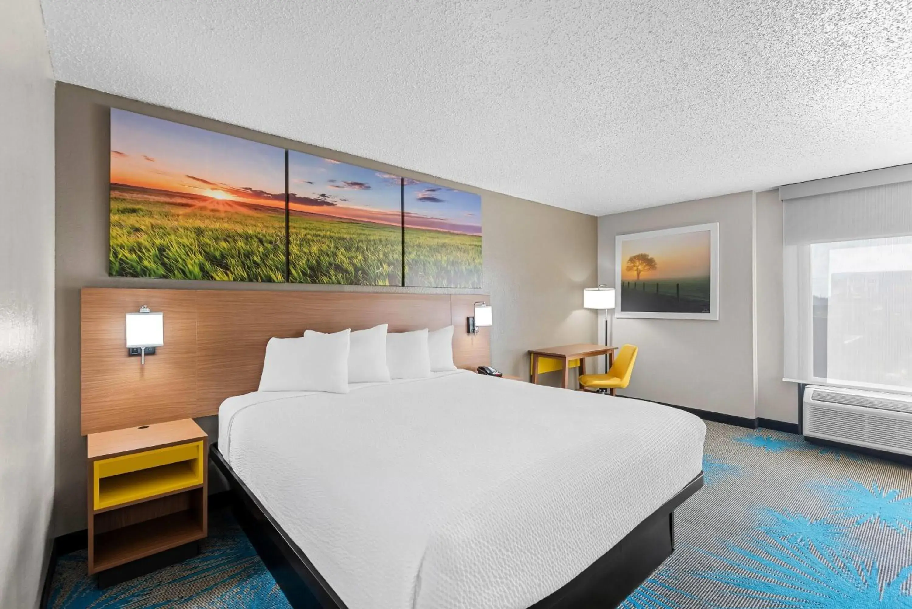 Bed in Days Inn & Suites by Wyndham Cedar Rapids Bed in Days Inn & Suites by Wyndham Cedar Rapids