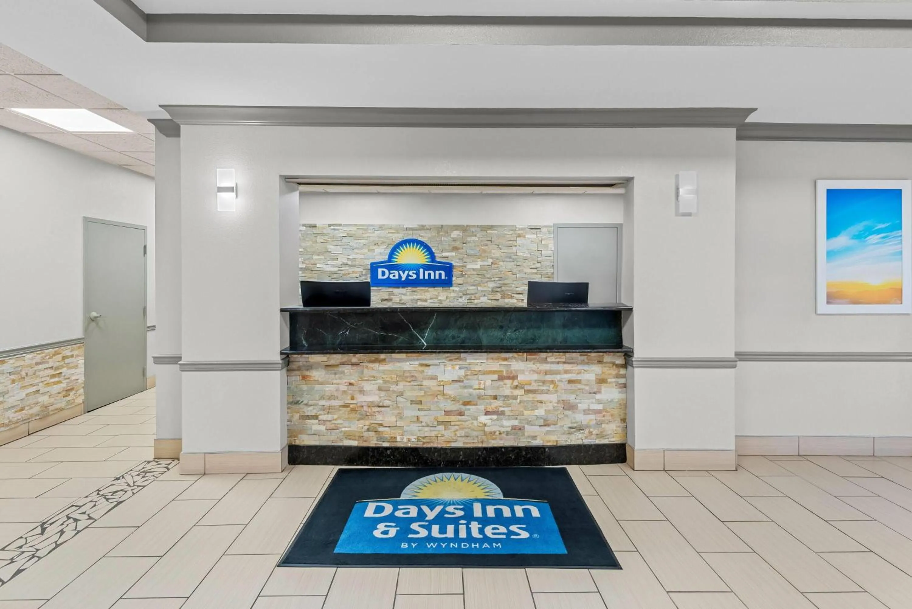 Lobby or reception in Days Inn & Suites by Wyndham Cedar Rapids