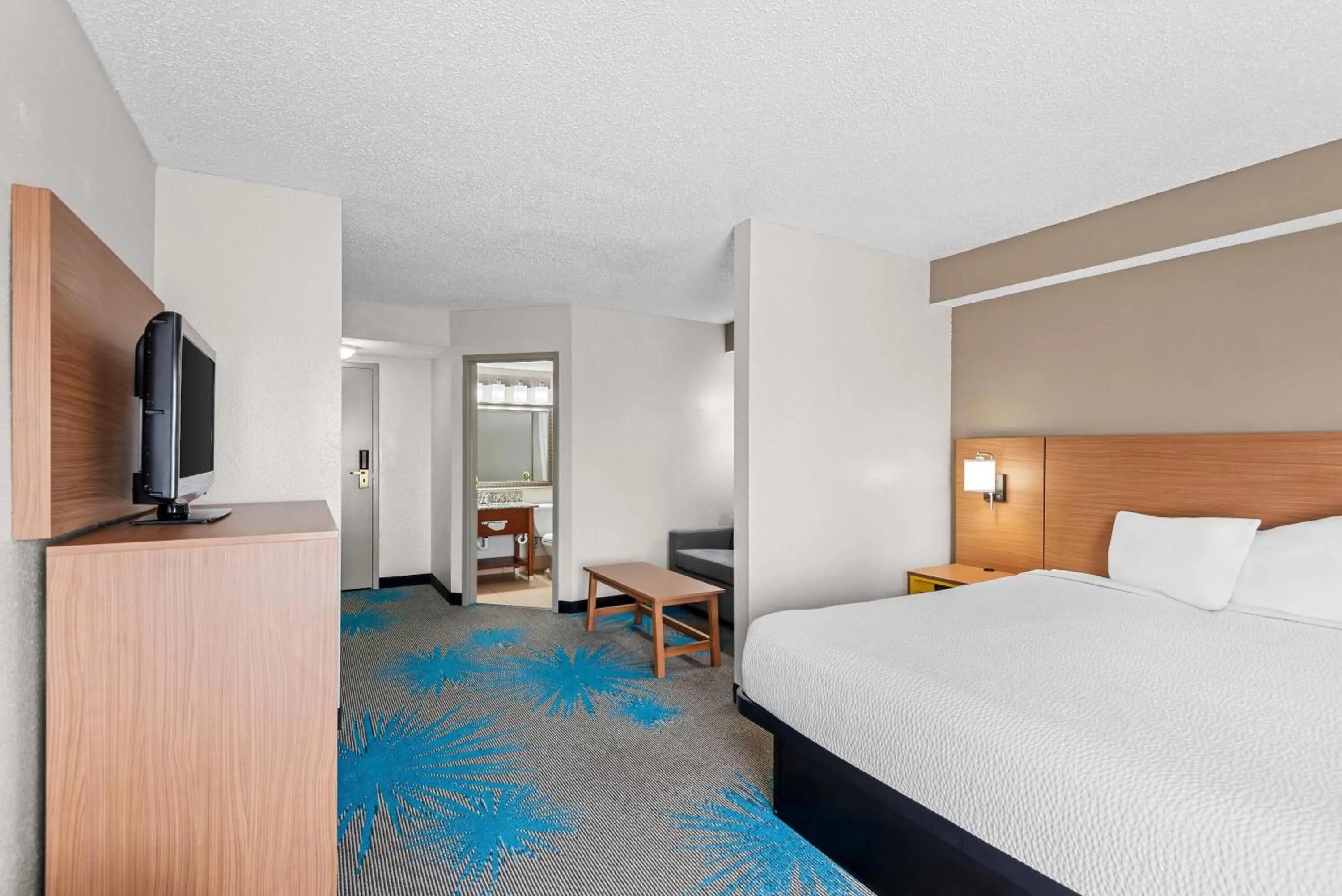 Photo of the whole room, Bed in Days Inn & Suites by Wyndham Cedar Rapids