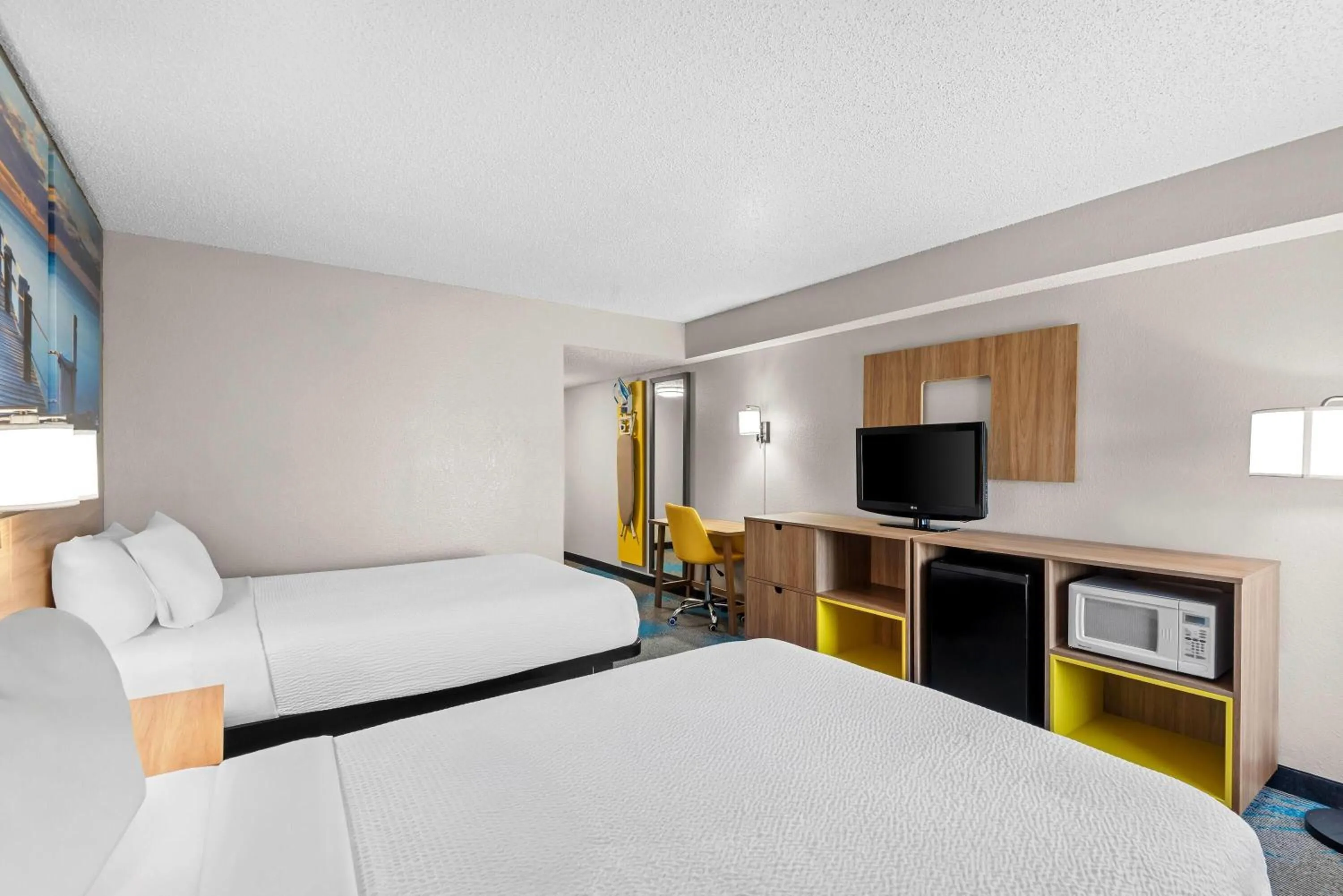 Bed in Days Inn & Suites by Wyndham Cedar Rapids