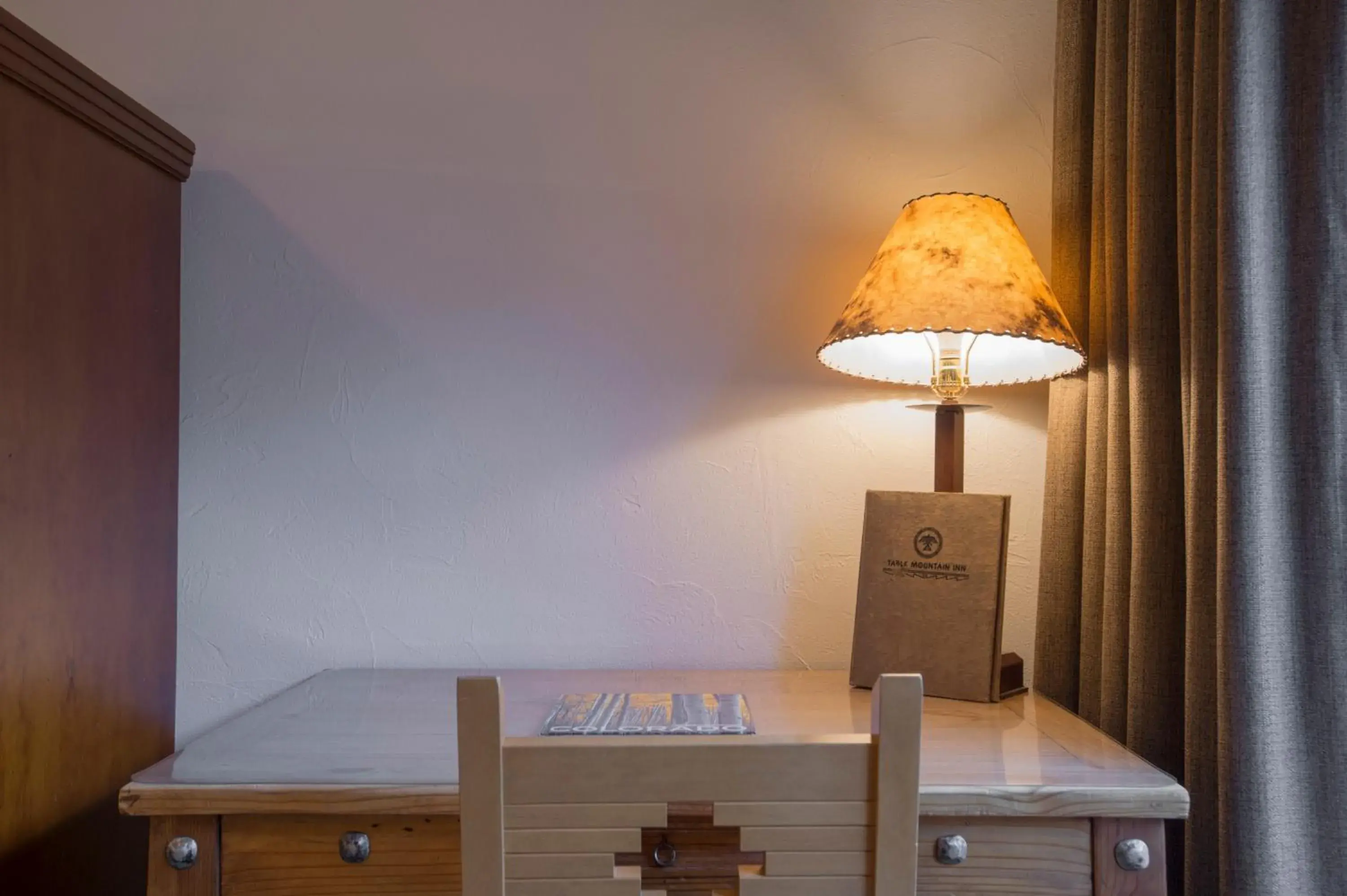 Seating area, Bed in Table Mountain Inn Seating area, Bed in Table Mountain Inn