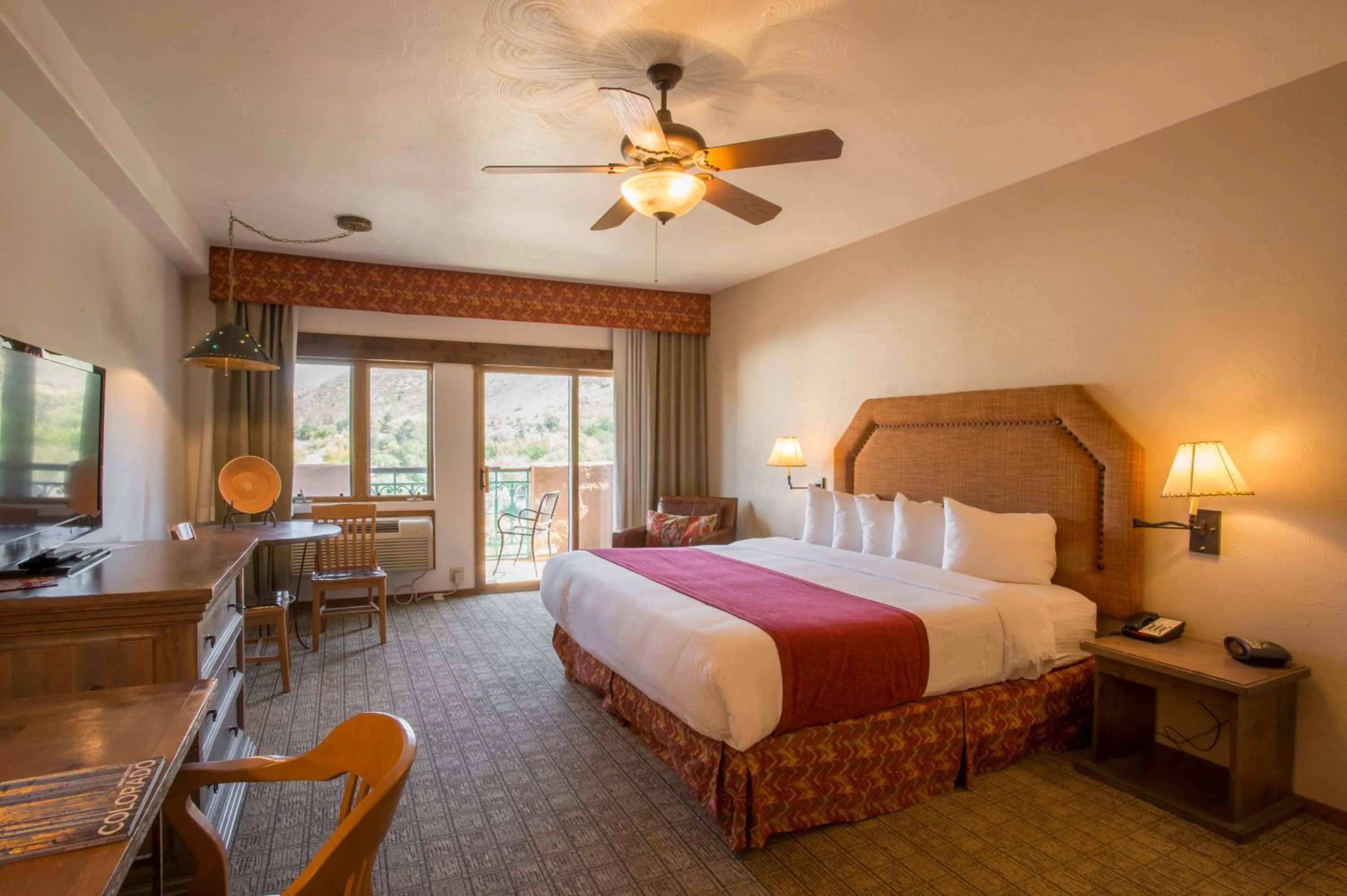 Photo of the whole room, Bed in Table Mountain Inn