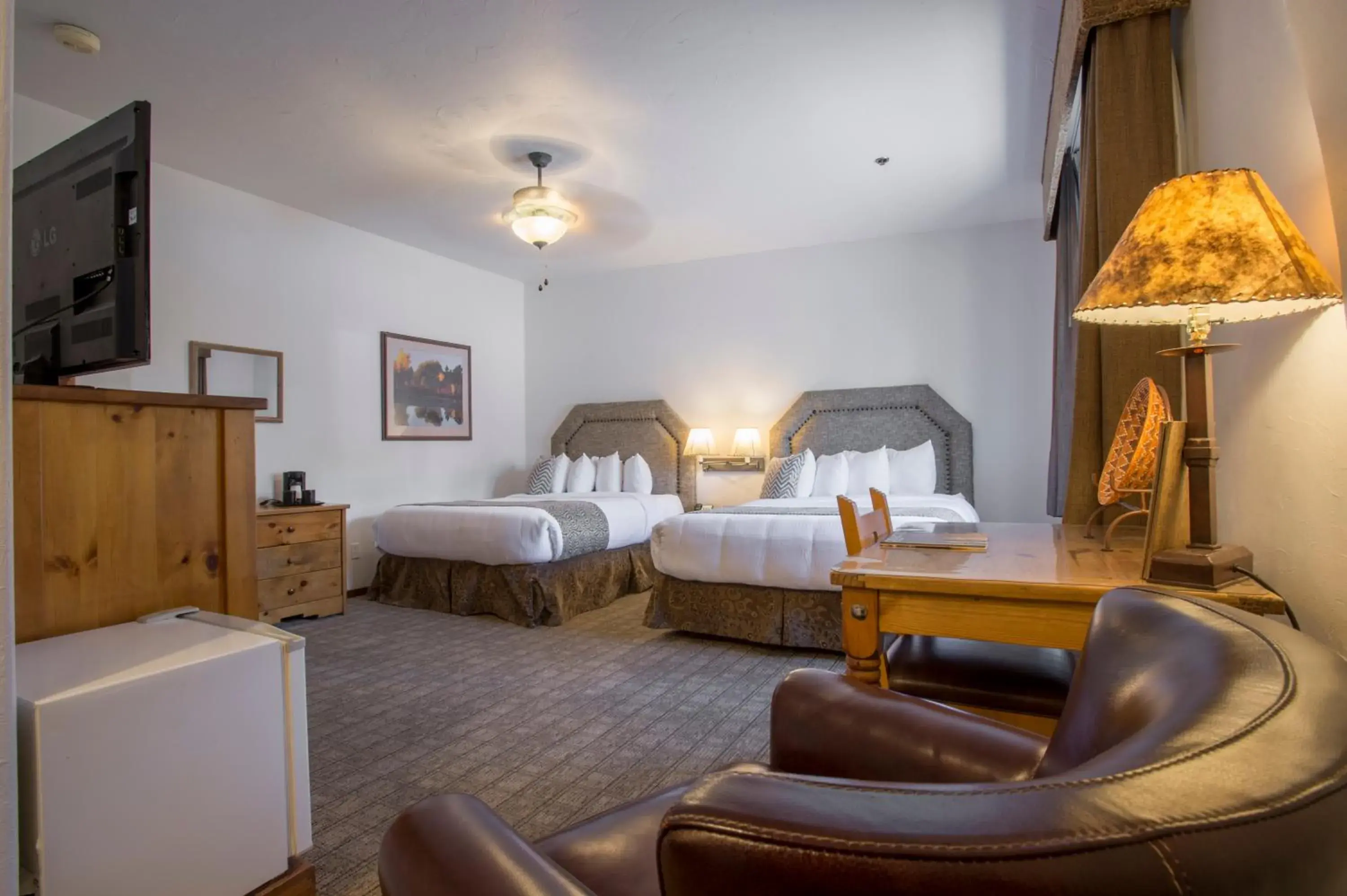 Seating area, Bed in Table Mountain Inn Seating area, Bed in Table Mountain Inn