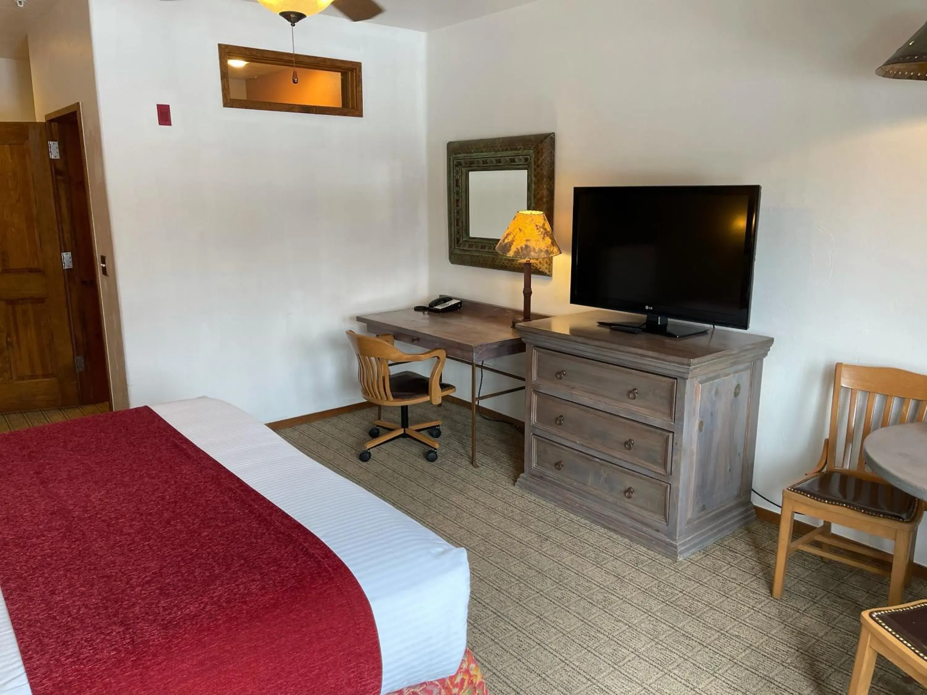 TV and multimedia, Bed in Table Mountain Inn TV and multimedia, Bed in Table Mountain Inn