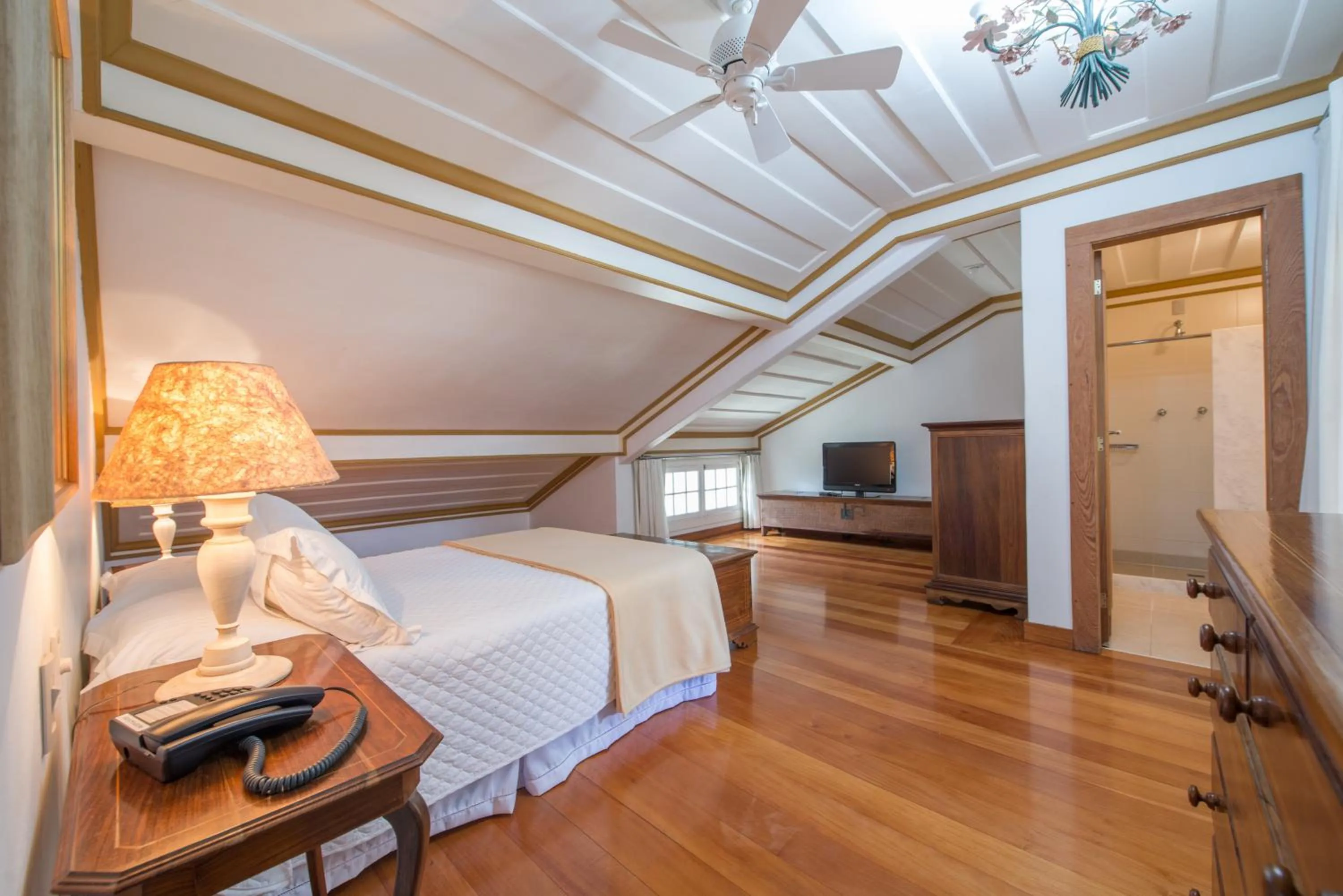 Photo of the whole room, Bed in Pousada do Douro