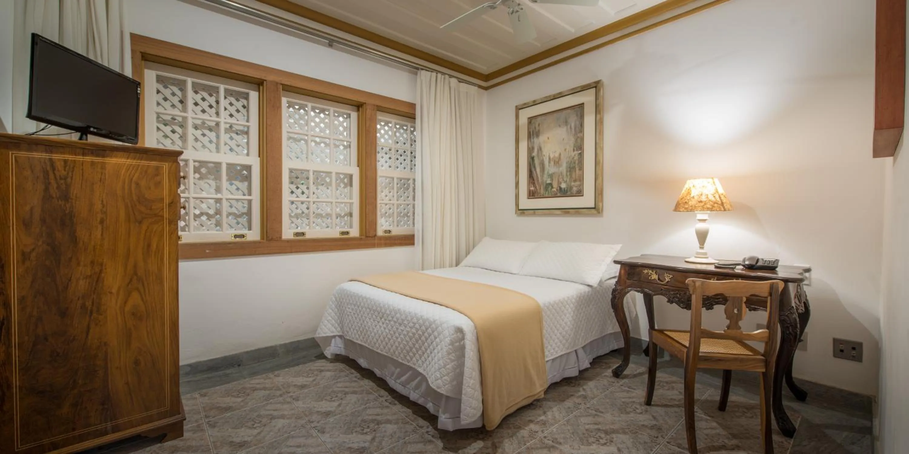 Photo of the whole room, Bed in Pousada do Douro