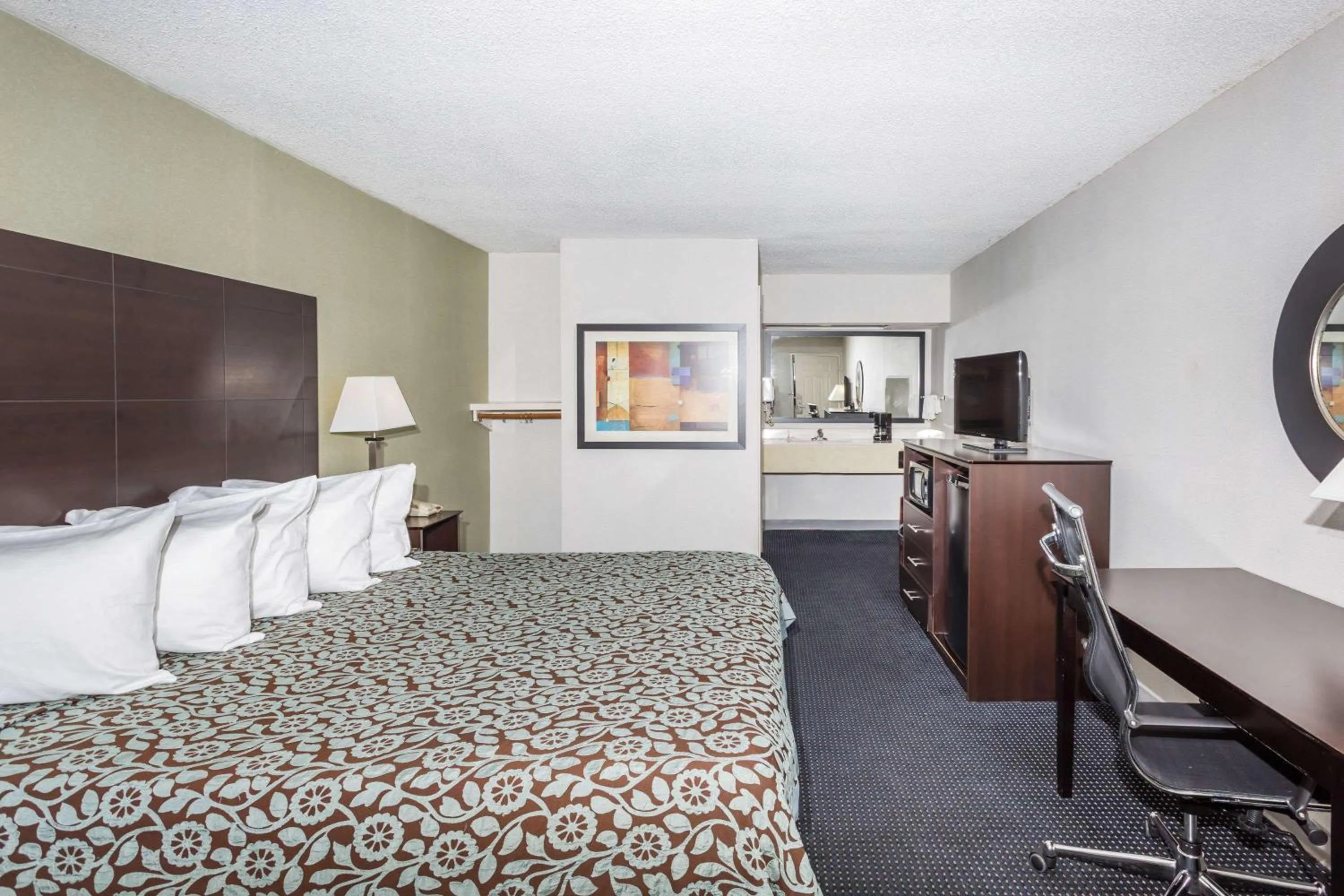 Photo of the whole room, Bed in Days Inn by Wyndham Hendersonville