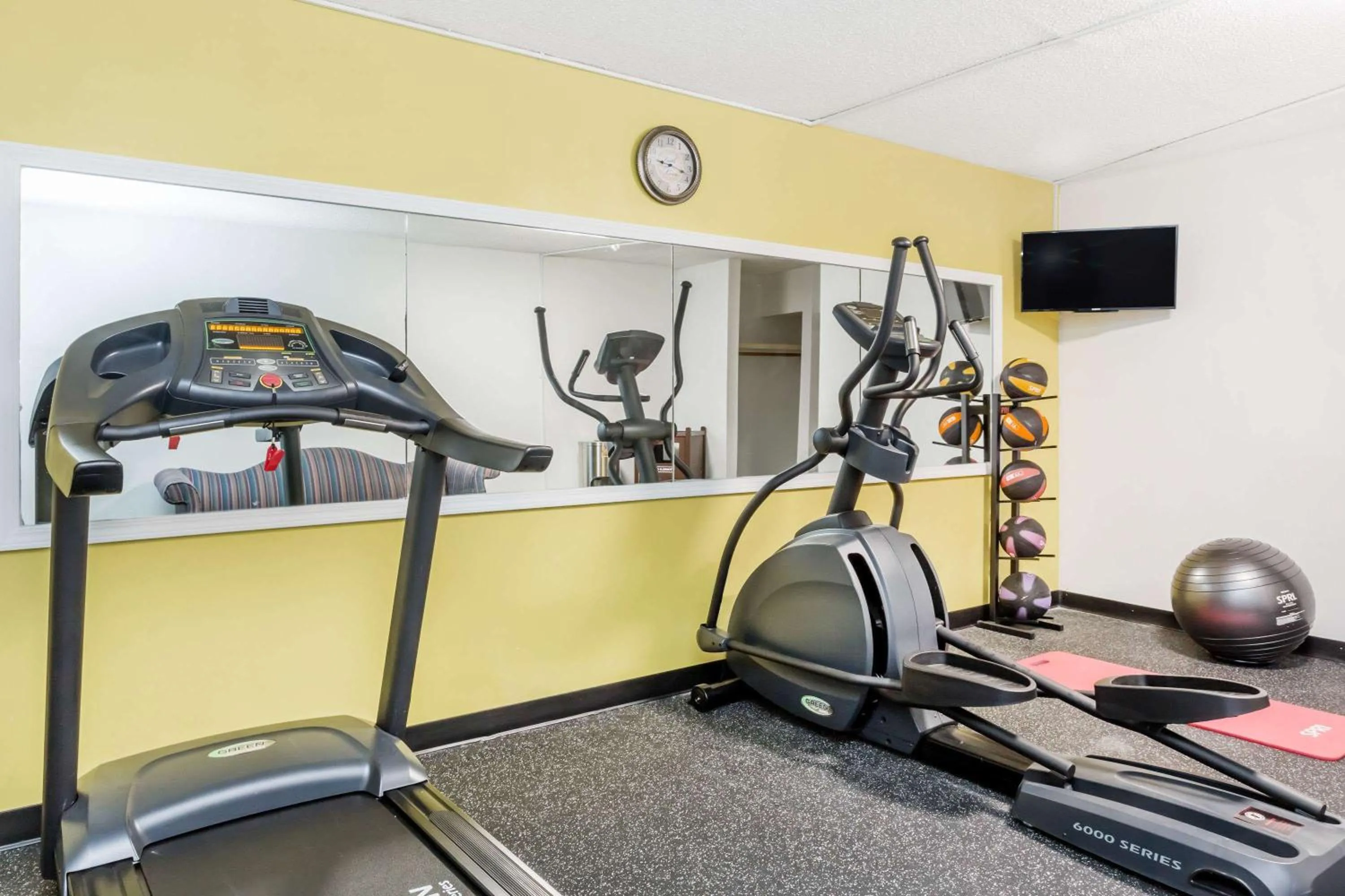Fitness centre/facilities in Days Inn by Wyndham Hendersonville