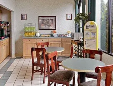 Restaurant/places to eat in Days Inn by Wyndham Hendersonville Restaurant/places to eat in Days Inn by Wyndham Hendersonville
