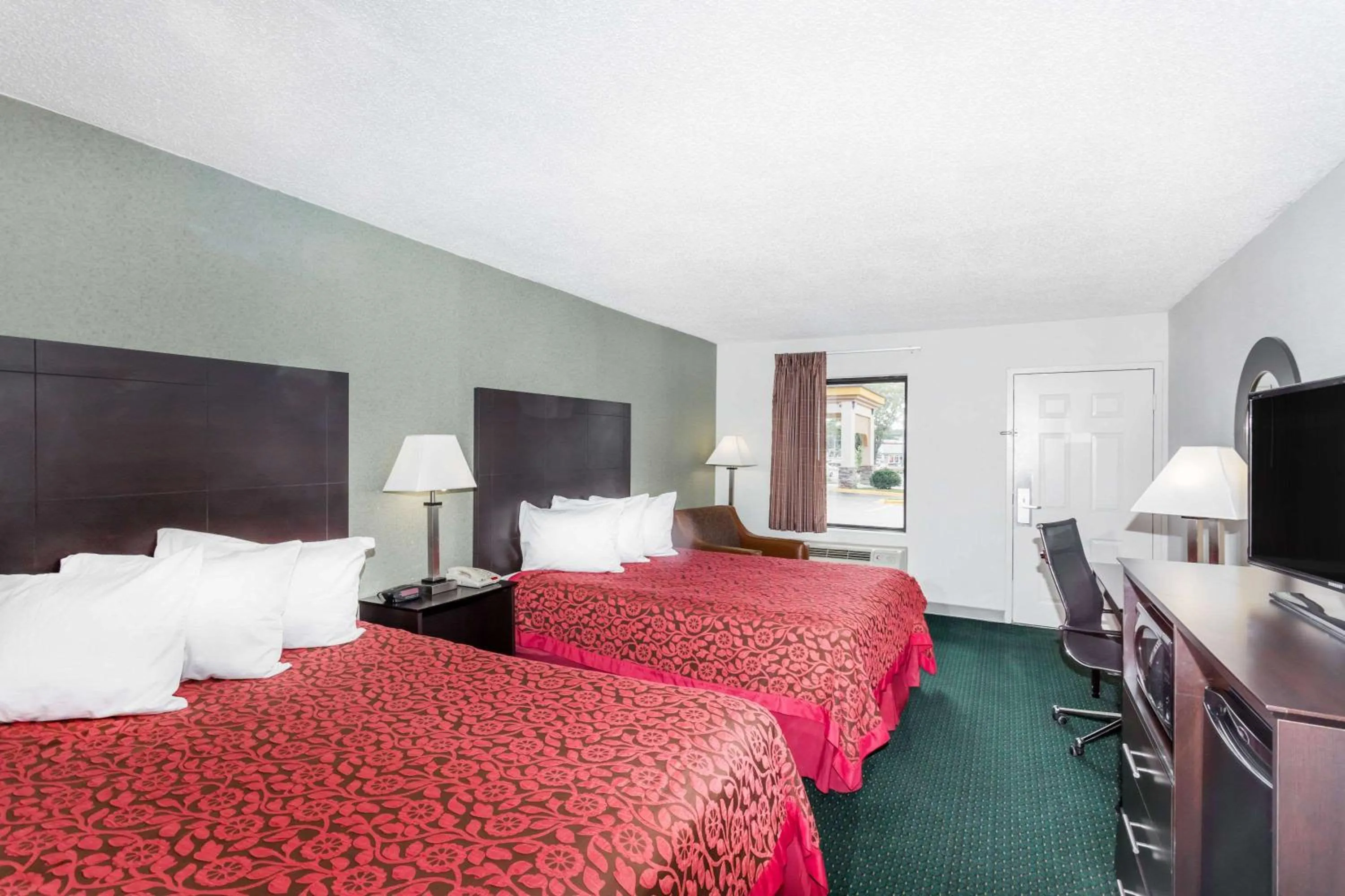 Photo of the whole room, Bed in Days Inn by Wyndham Hendersonville