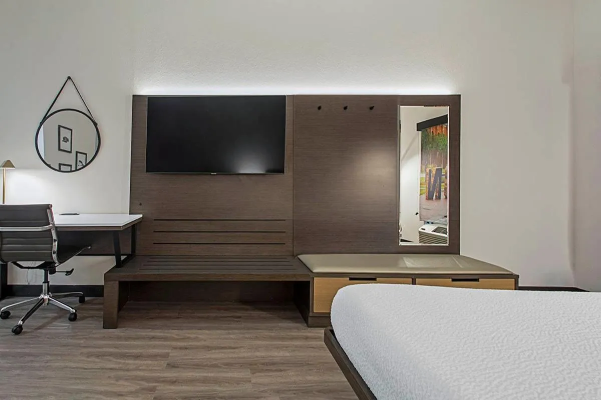 Bed in Wingate by Wyndham Macon I-75