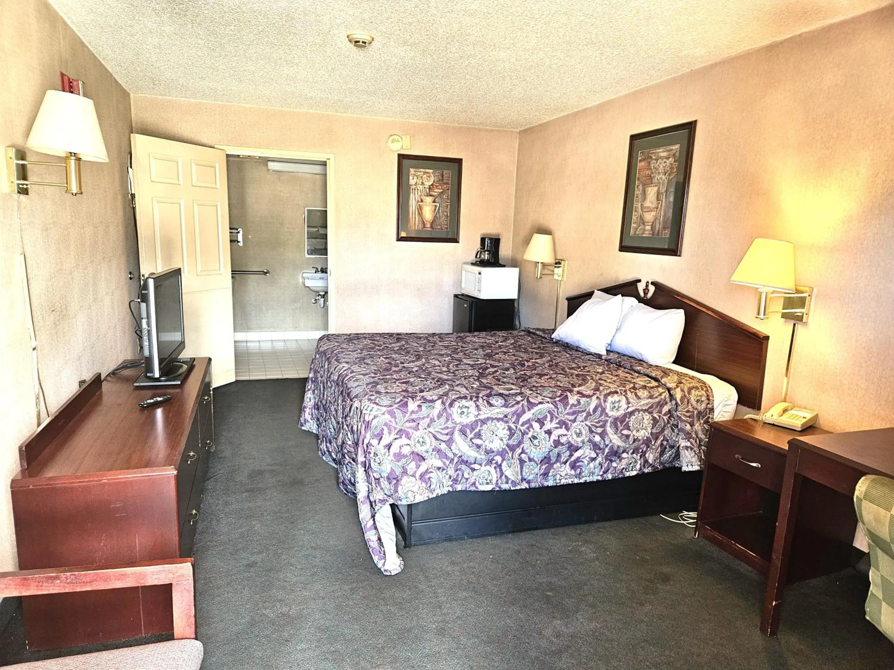 Bedroom, Bed in OYO Hotel East Macon I-75