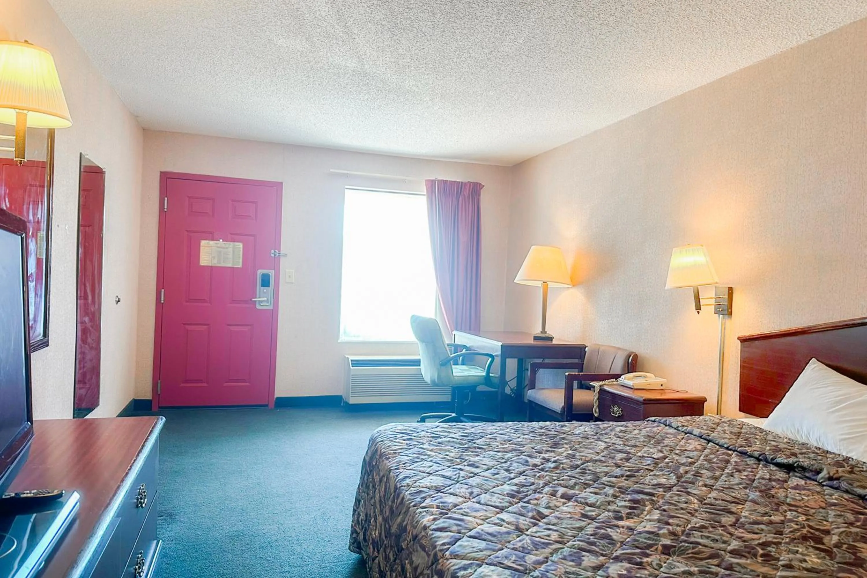 Bedroom, Bed in OYO Hotel East Macon I-75