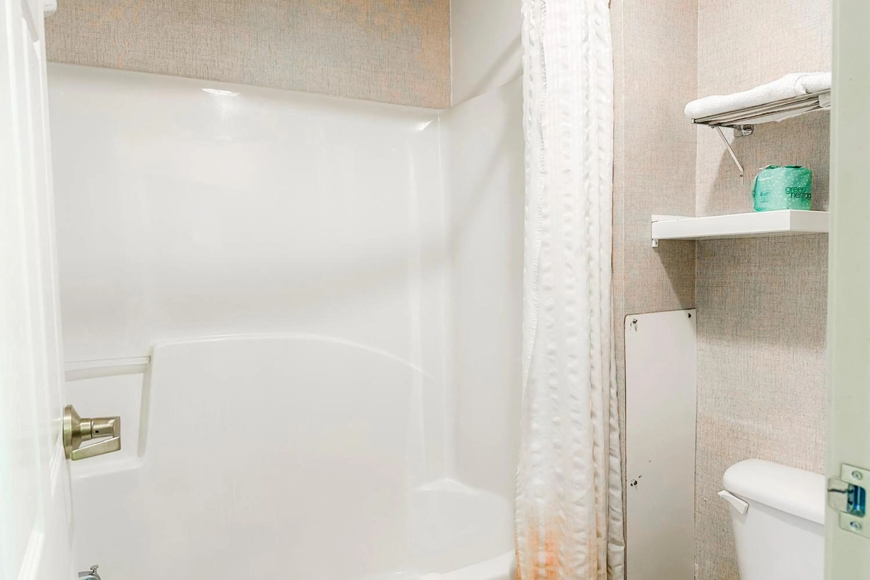 Bathroom in OYO Hotel East Macon I-75