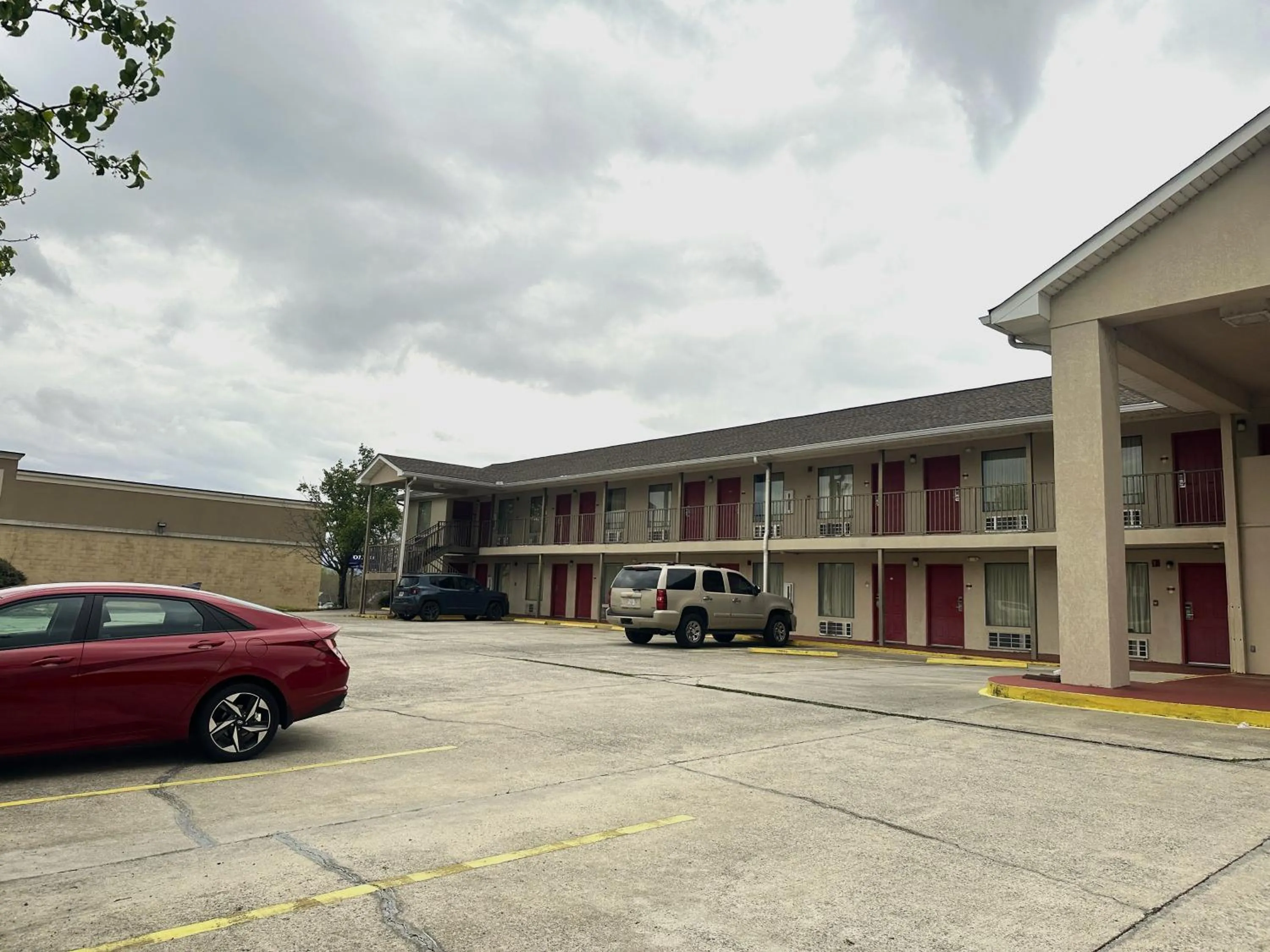 Facade/entrance in OYO Hotel East Macon I-75