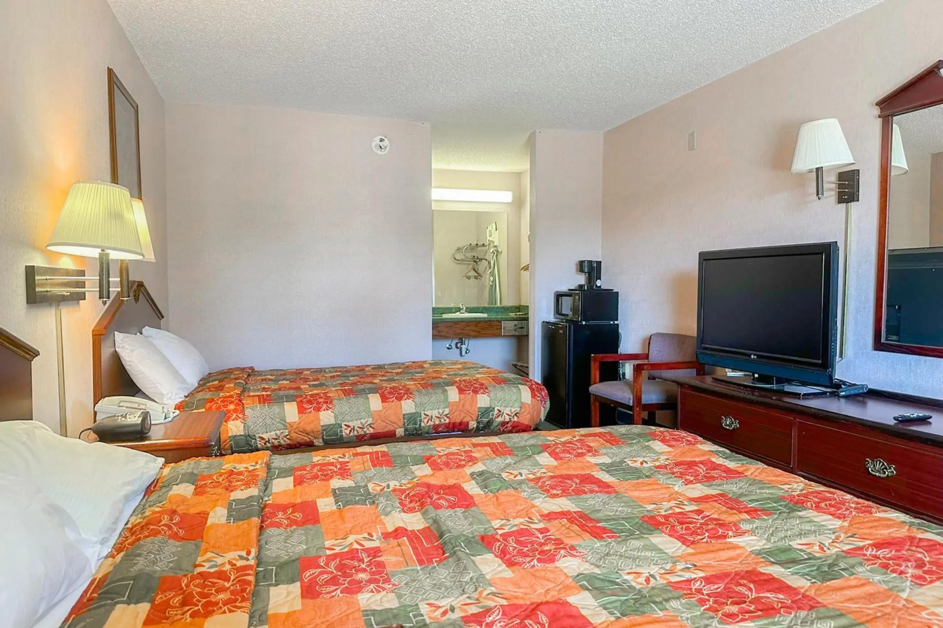 Bedroom, Bed in OYO Hotel East Macon I-75 Bedroom, Bed in OYO Hotel East Macon I-75