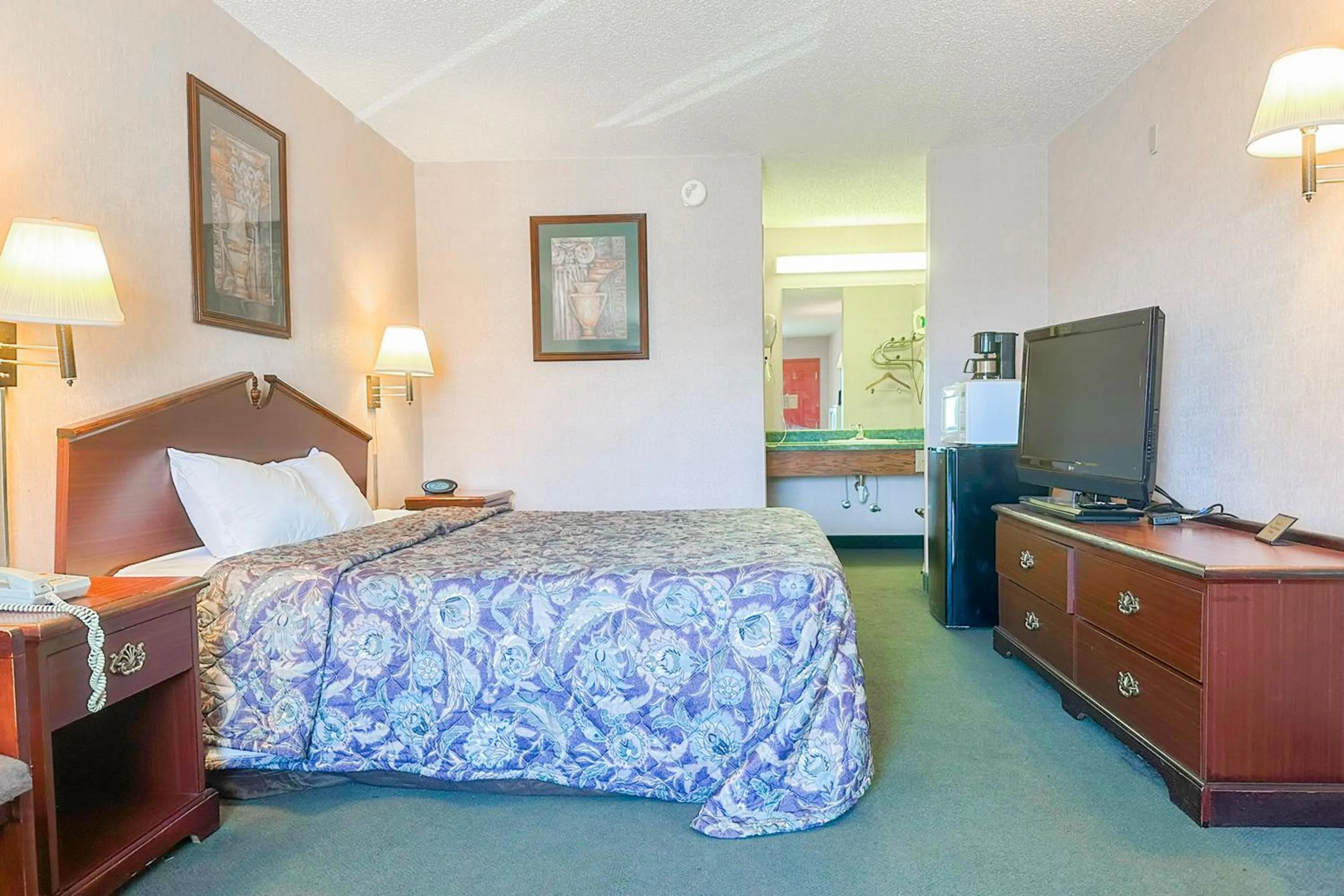 King Suite in OYO Hotel East Macon I-75