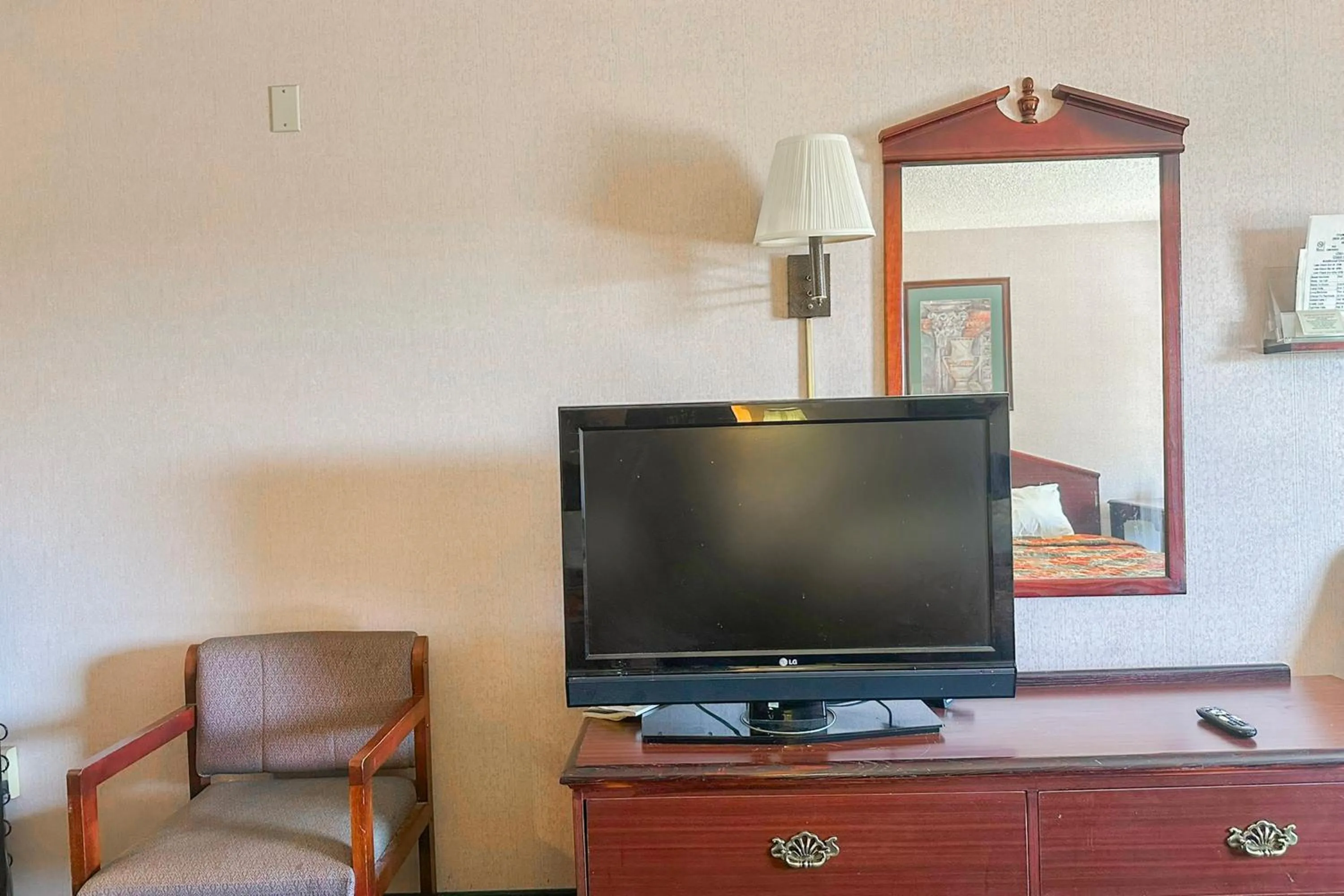 TV and multimedia in OYO Hotel East Macon I-75
