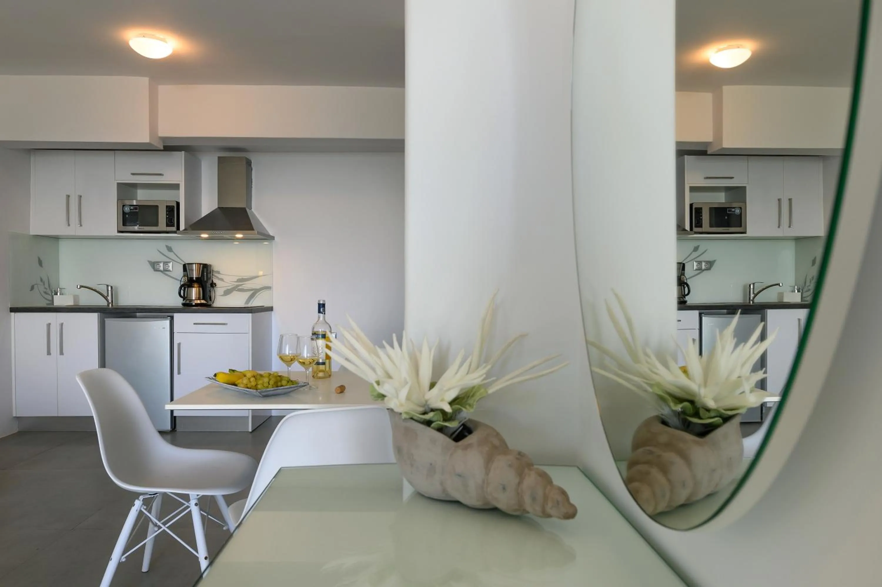 Dining area in White Pearl