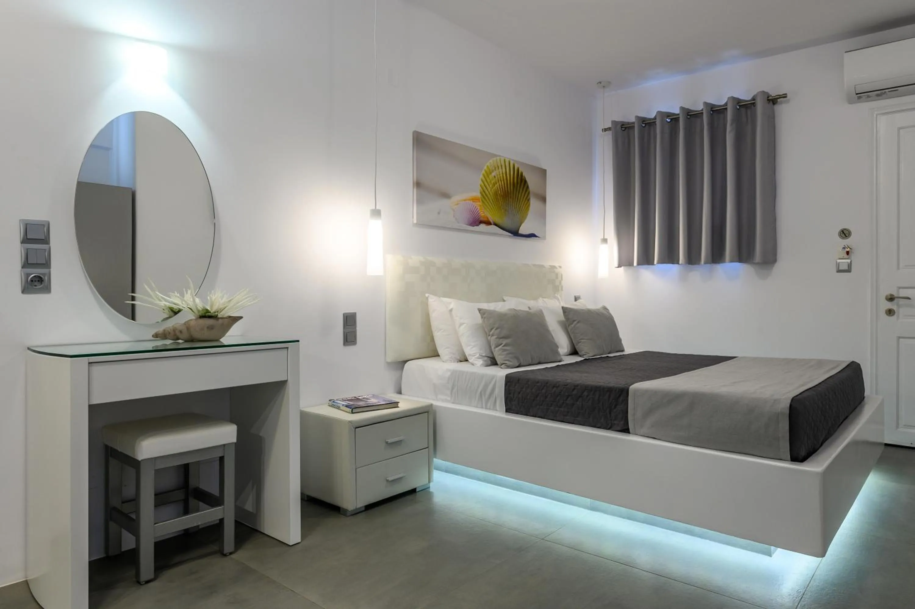 Bed in White Pearl