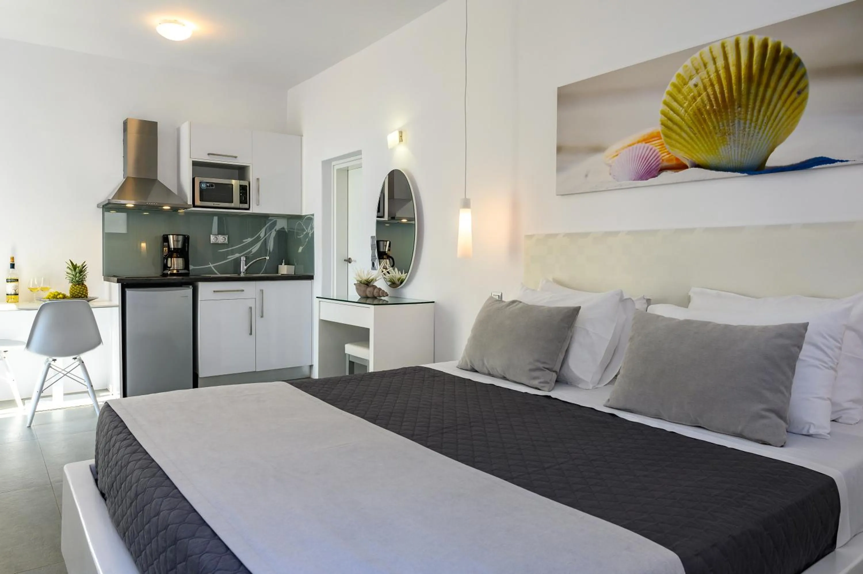 Photo of the whole room, Bed in White Pearl