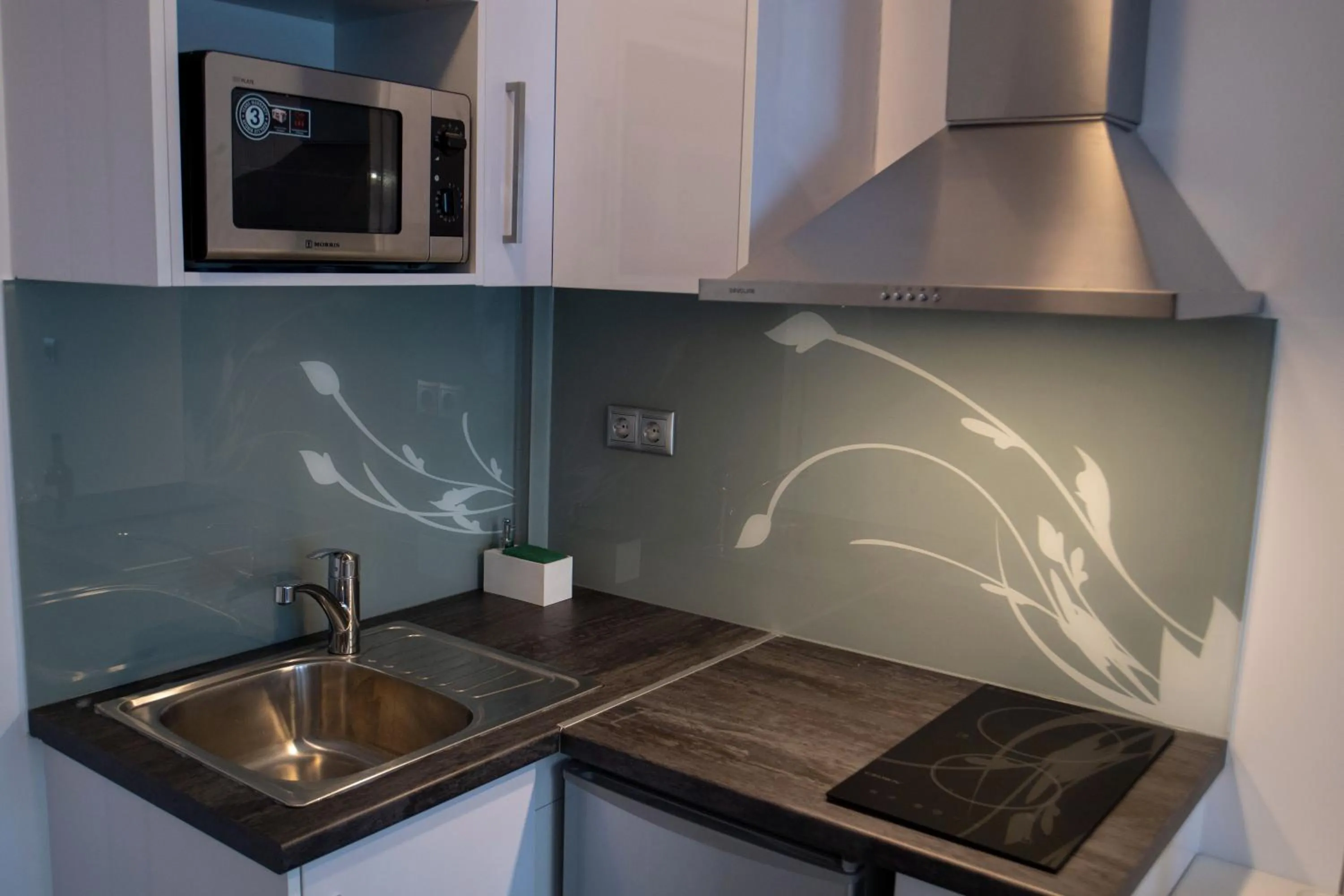 Kitchen or kitchenette in White Pearl